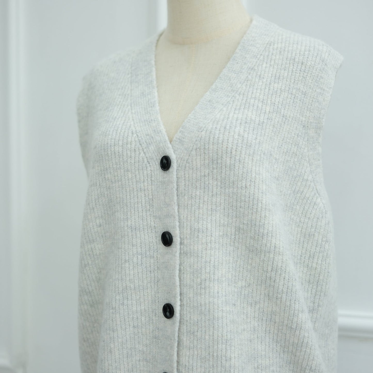 LM6596 Autumn and winter thickened knitted three-piece suit (excluding headscarf) vest + cardigan + skirt