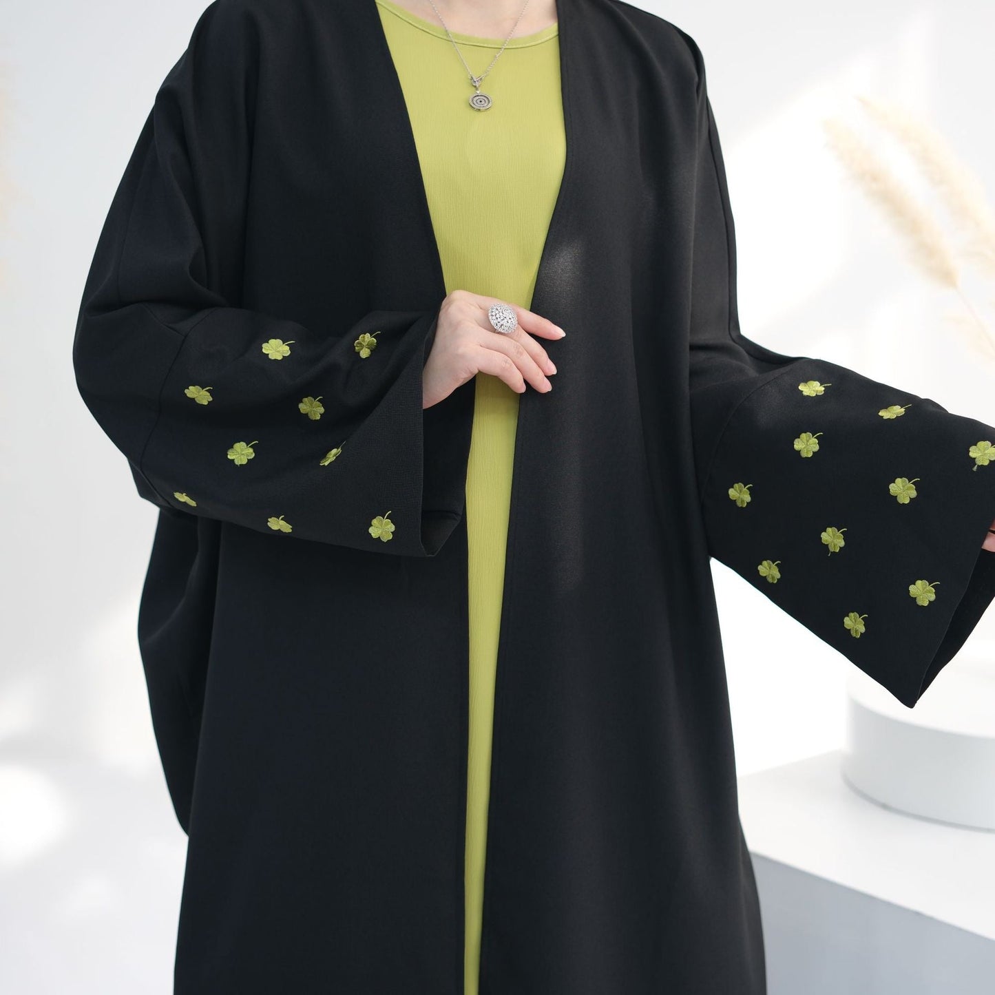 LUMAYA LUMAYA1001 Four-leaf Clover Embroidered Elegant Cardigan
