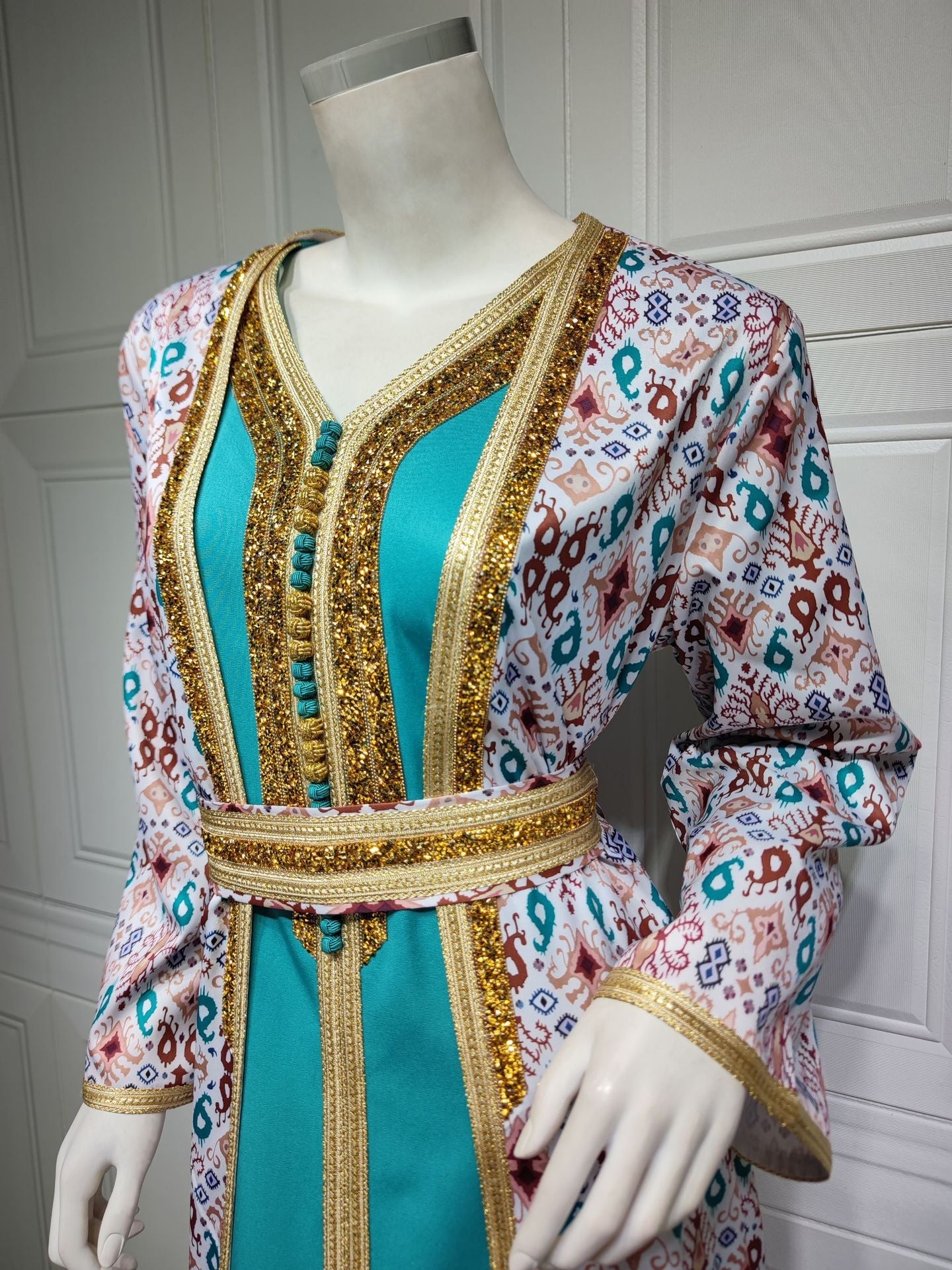 LM6644 Two-piece rhinestone-embroidered robe with understated luxury embroidery design