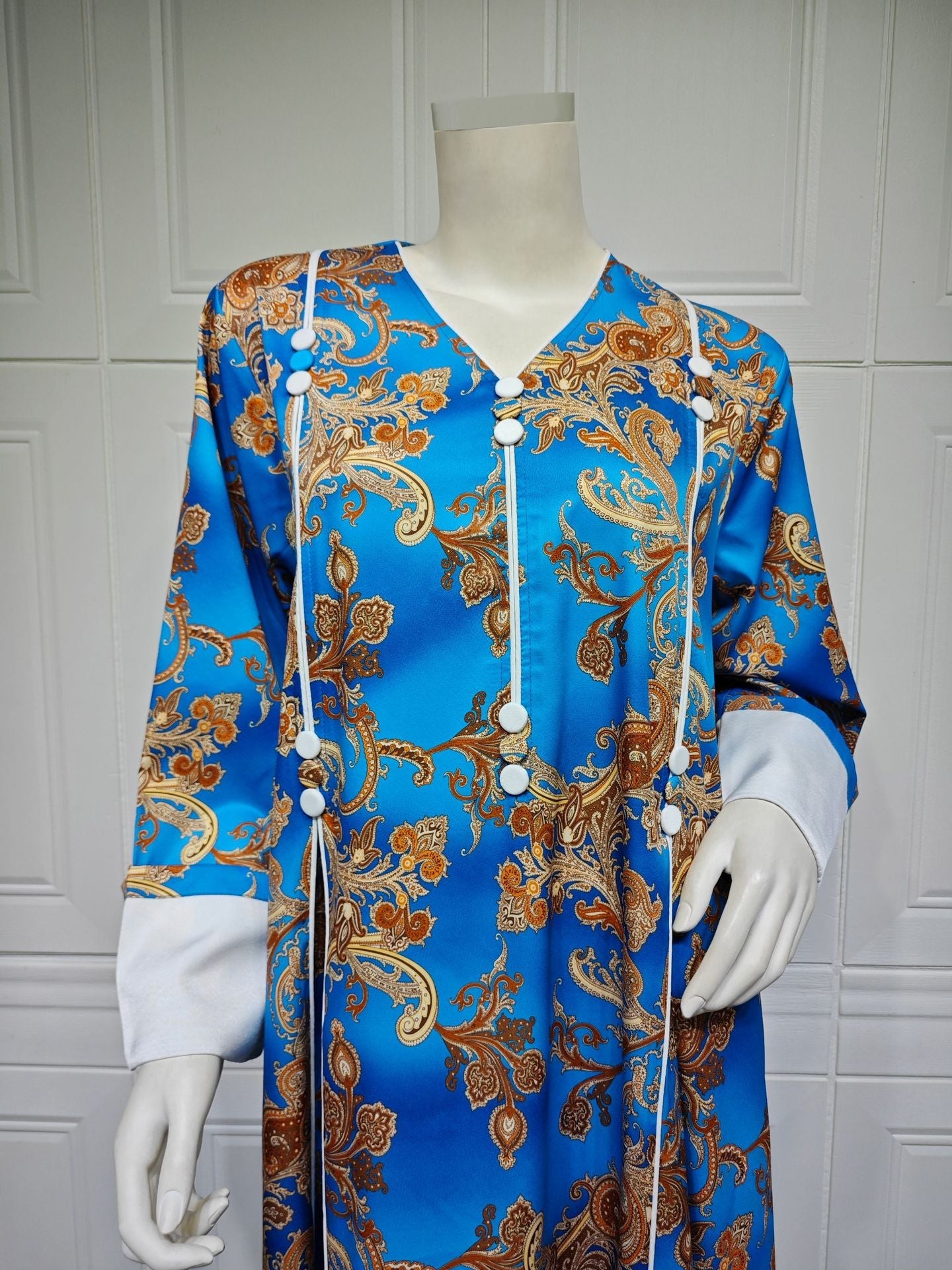 LM6647 Mesh-paneled embroidered robe; elegant three-dimensional embroidered dress