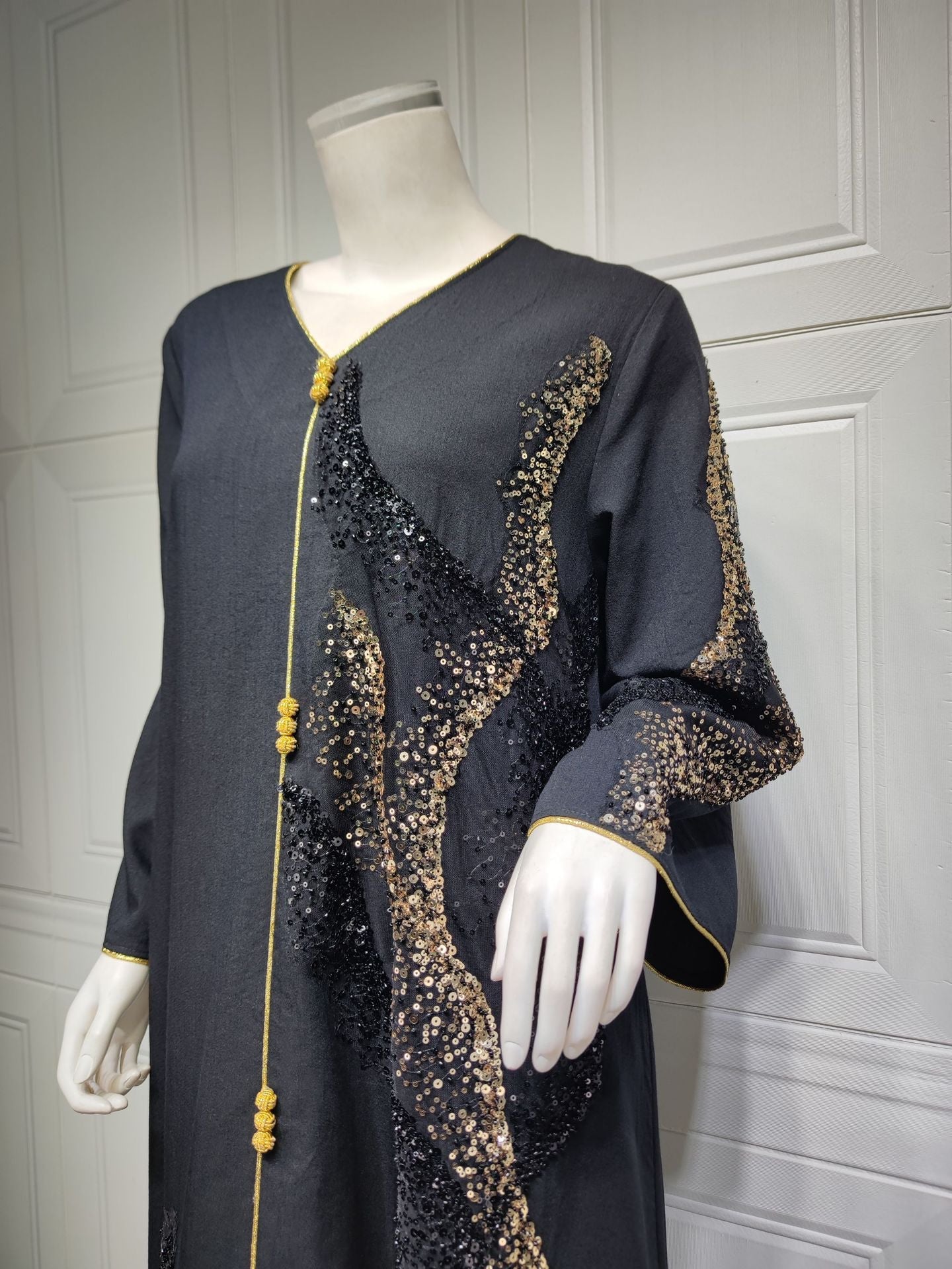 LM6659  Long-sleeved Sequined Embroidered Patchwork Dress with A Light Silhouette and Soft Color Scheme.