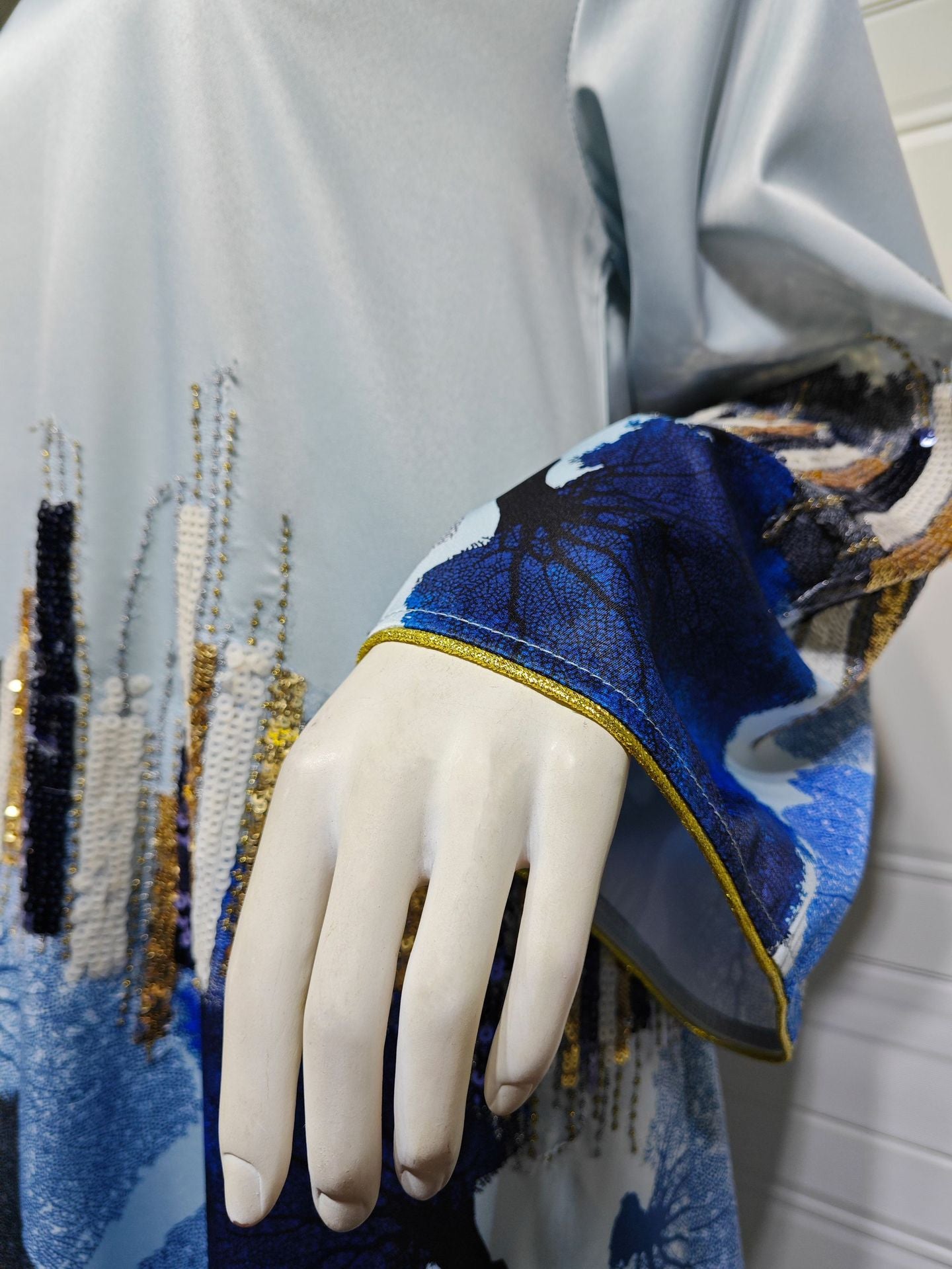 LM6665 Sequined, loose-fitting long dress with print and sequin design.