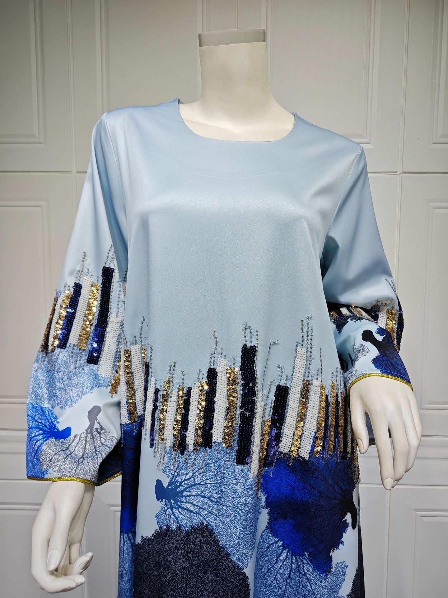 LM6665 Sequined, loose-fitting long dress with print and sequin design.