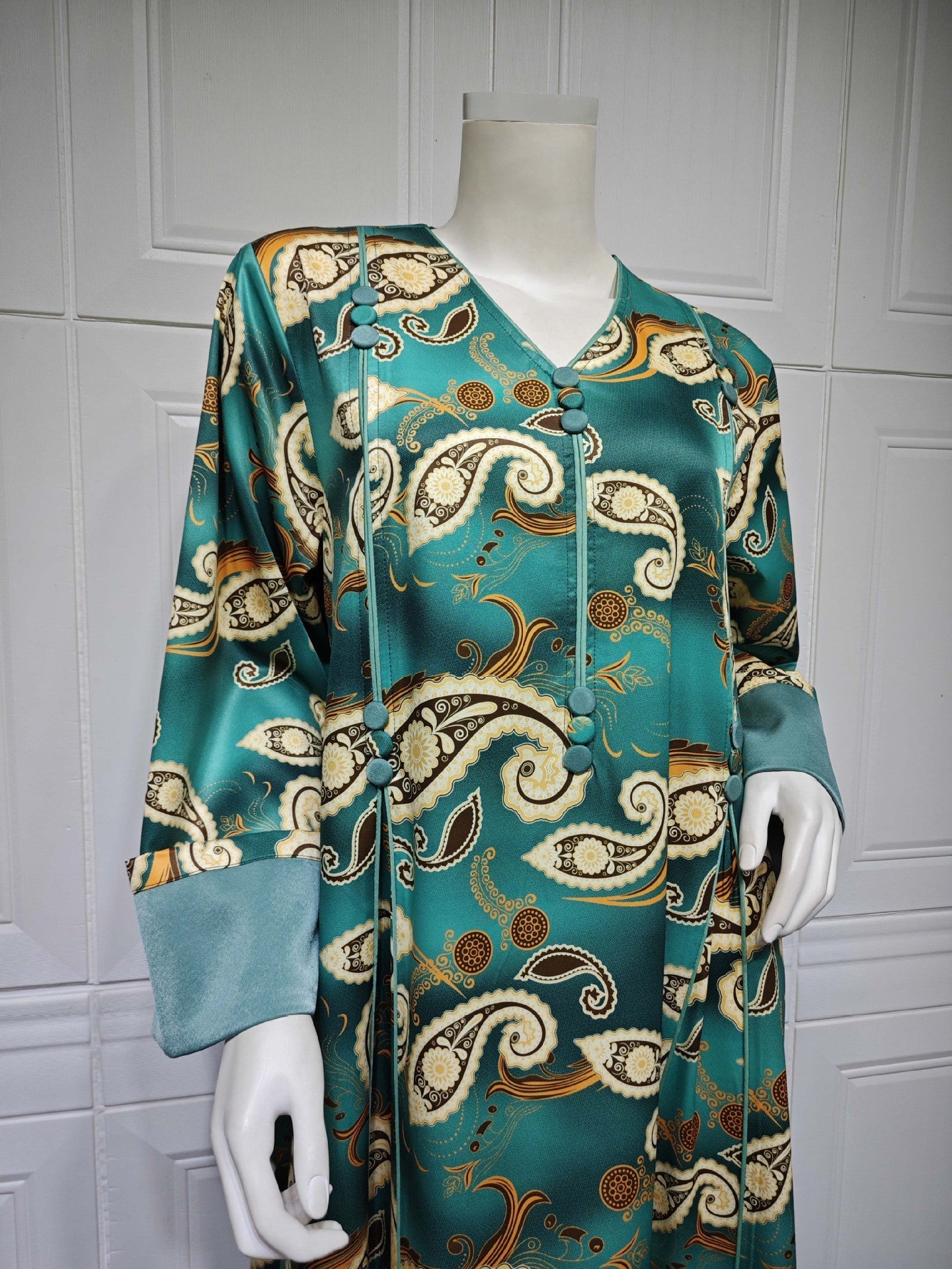 LM6647 Mesh-paneled embroidered robe; elegant three-dimensional embroidered dress