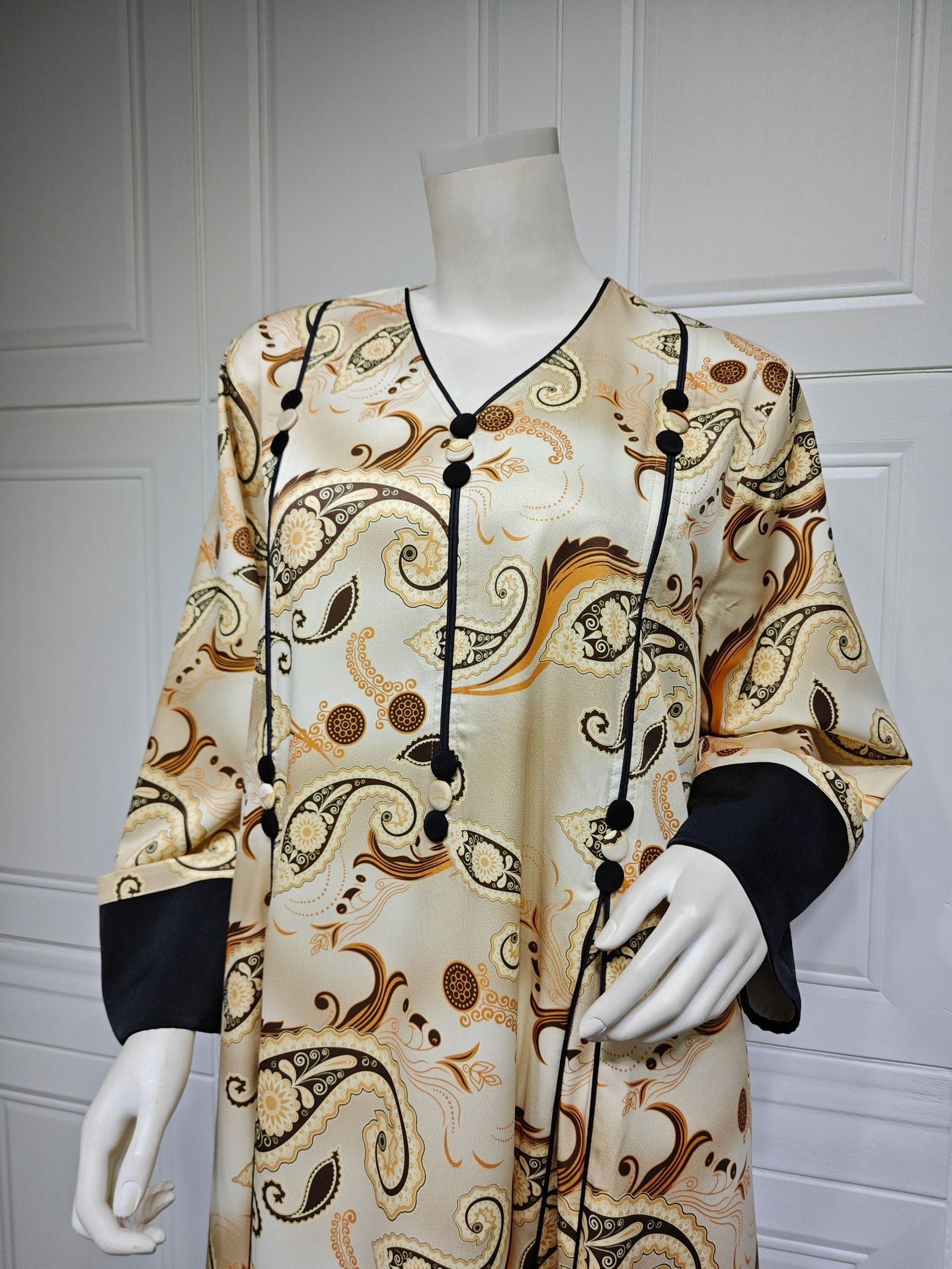 LM6647 Mesh-paneled embroidered robe; elegant three-dimensional embroidered dress