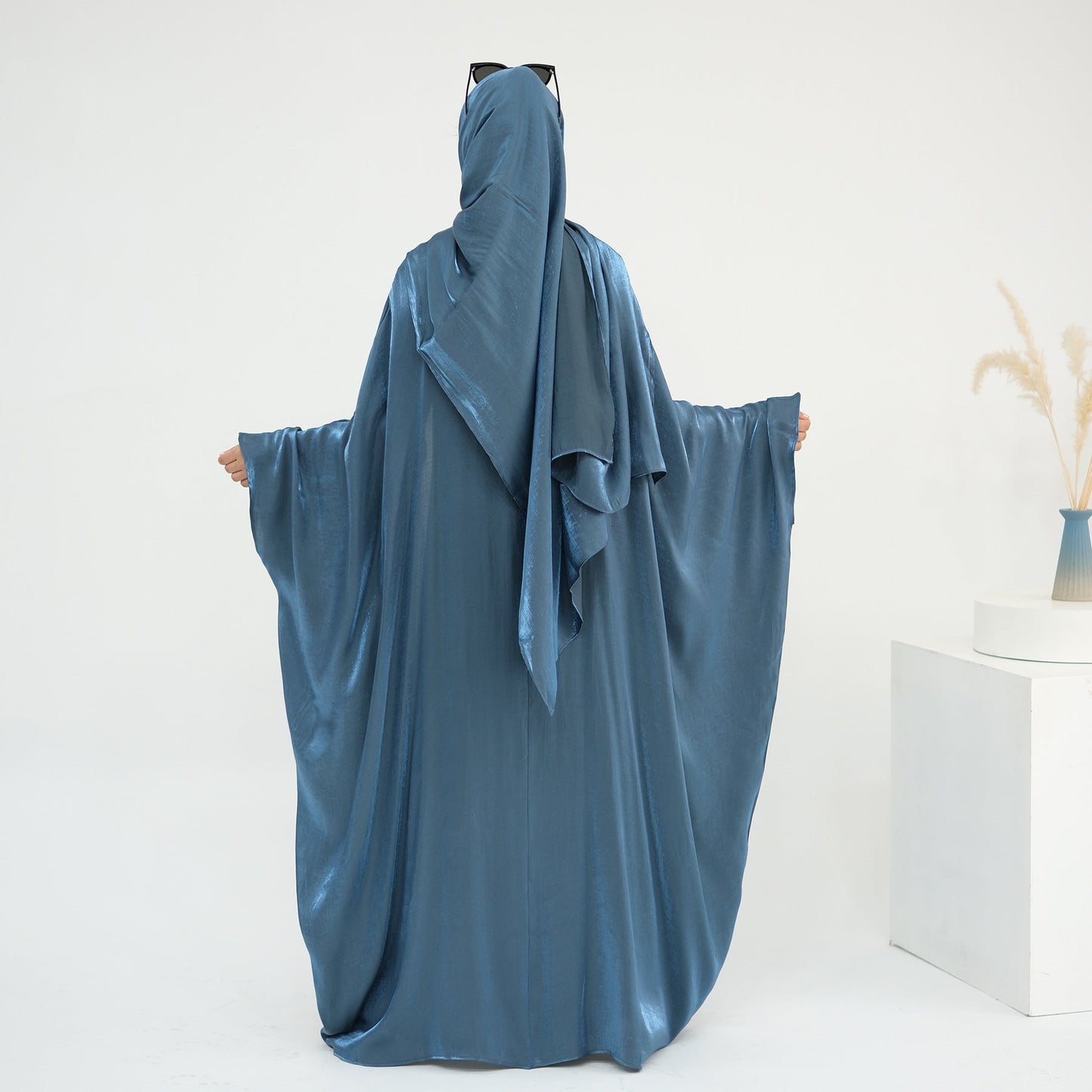 LM6584 Solid Color Beaded Loose Elegant Robe Dress