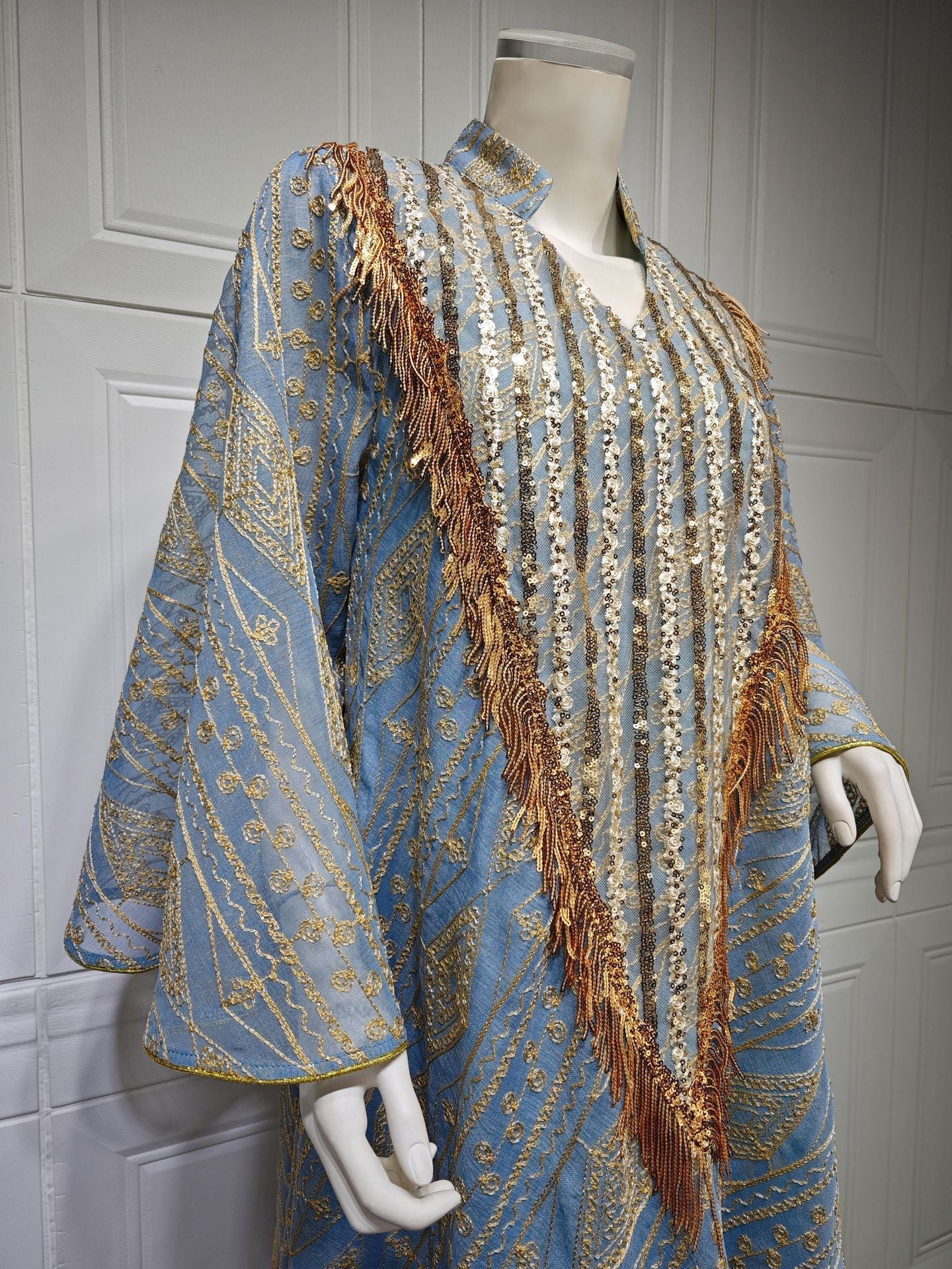 LM6648 A long robe with mesh sequins and embroidered details; an elegant and sophisticated dress.