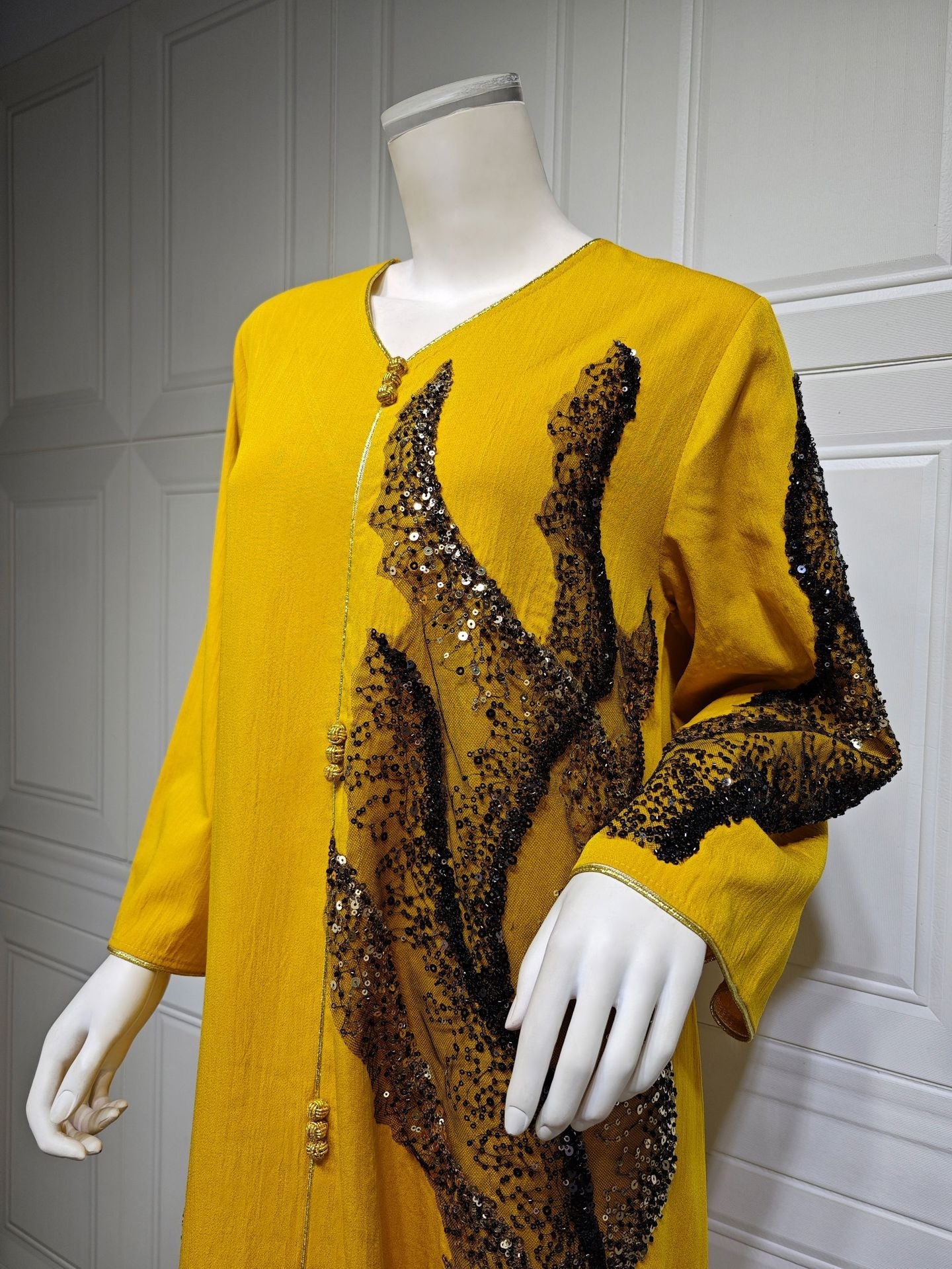LM6659  Long-sleeved Sequined Embroidered Patchwork Dress with A Light Silhouette and Soft Color Scheme.
