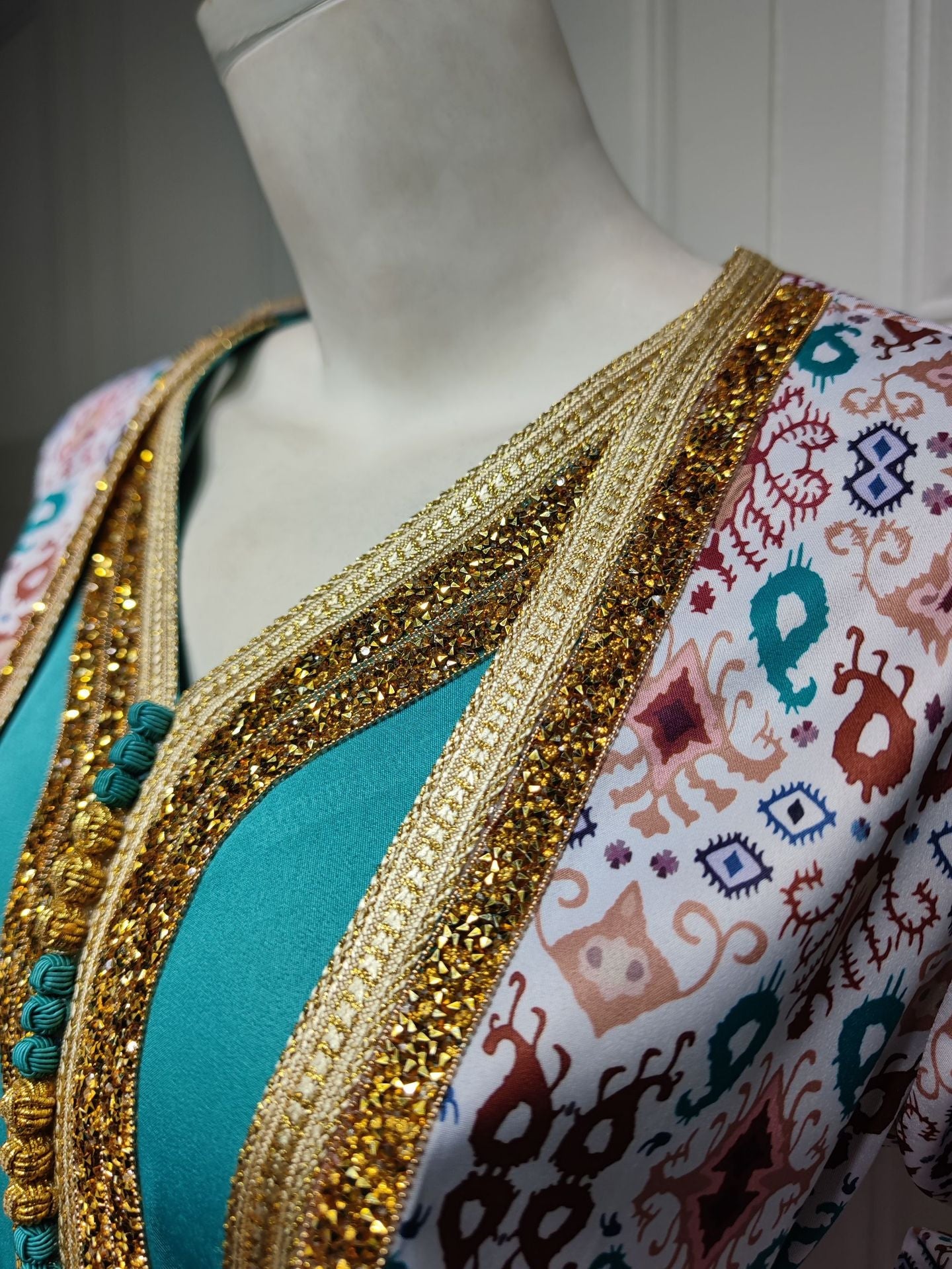 LM6644 Two-piece rhinestone-embroidered robe with understated luxury embroidery design
