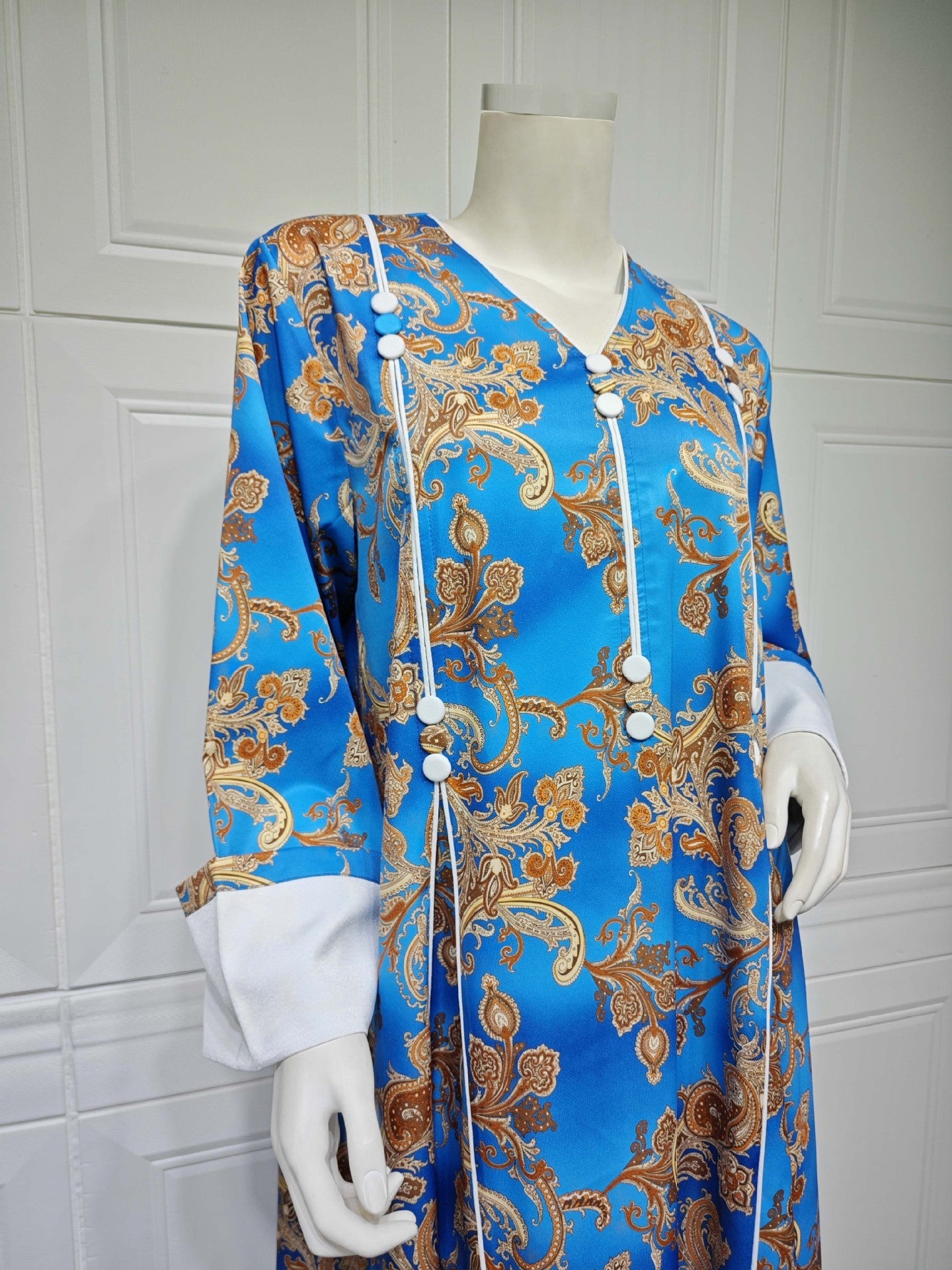 LM6647 Mesh-paneled embroidered robe; elegant three-dimensional embroidered dress