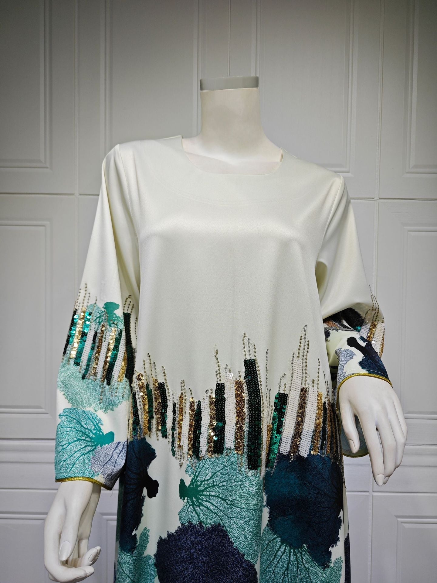 LM6665 Sequined, loose-fitting long dress with print and sequin design.