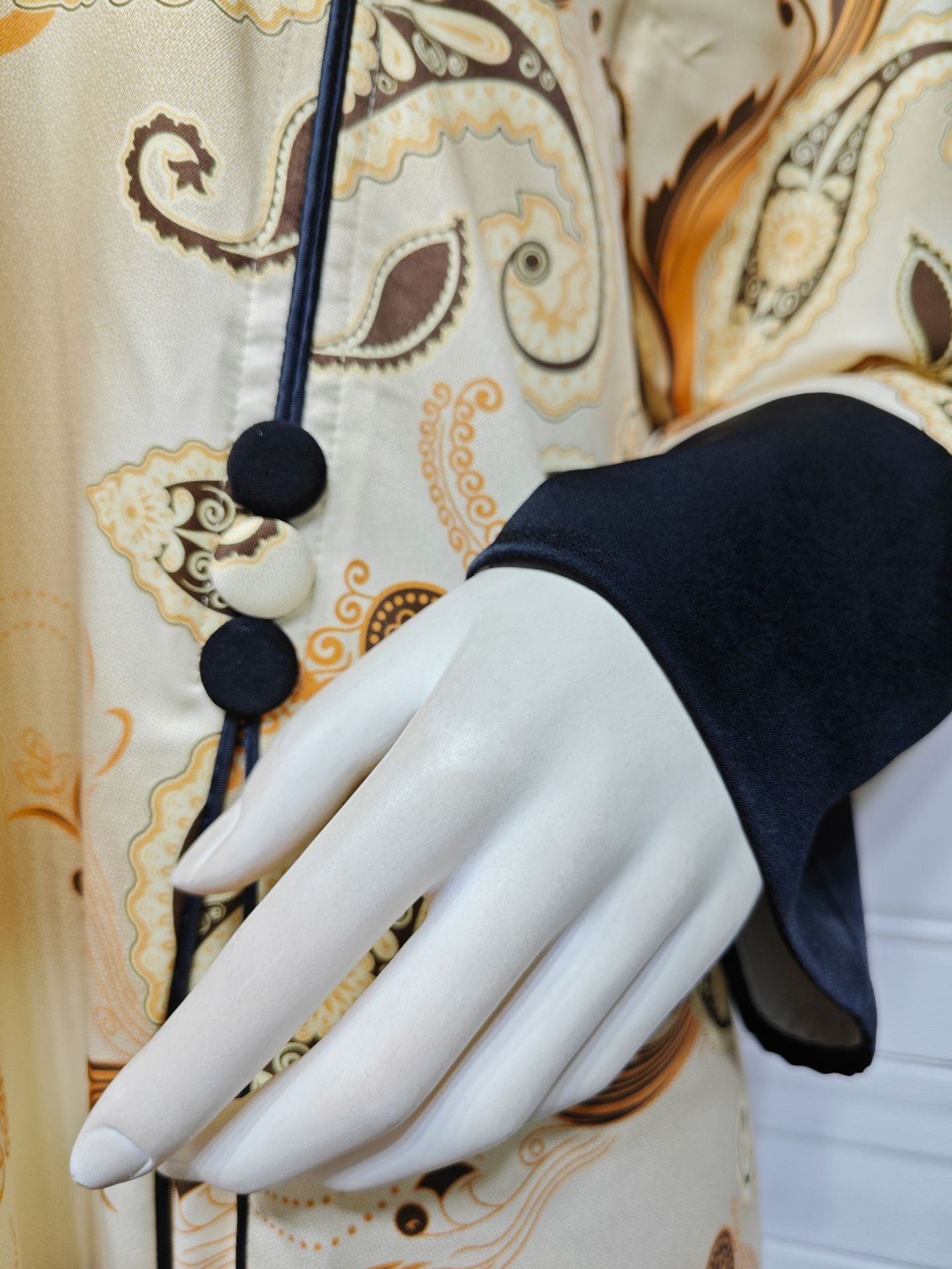 LM6647 Mesh-paneled embroidered robe; elegant three-dimensional embroidered dress