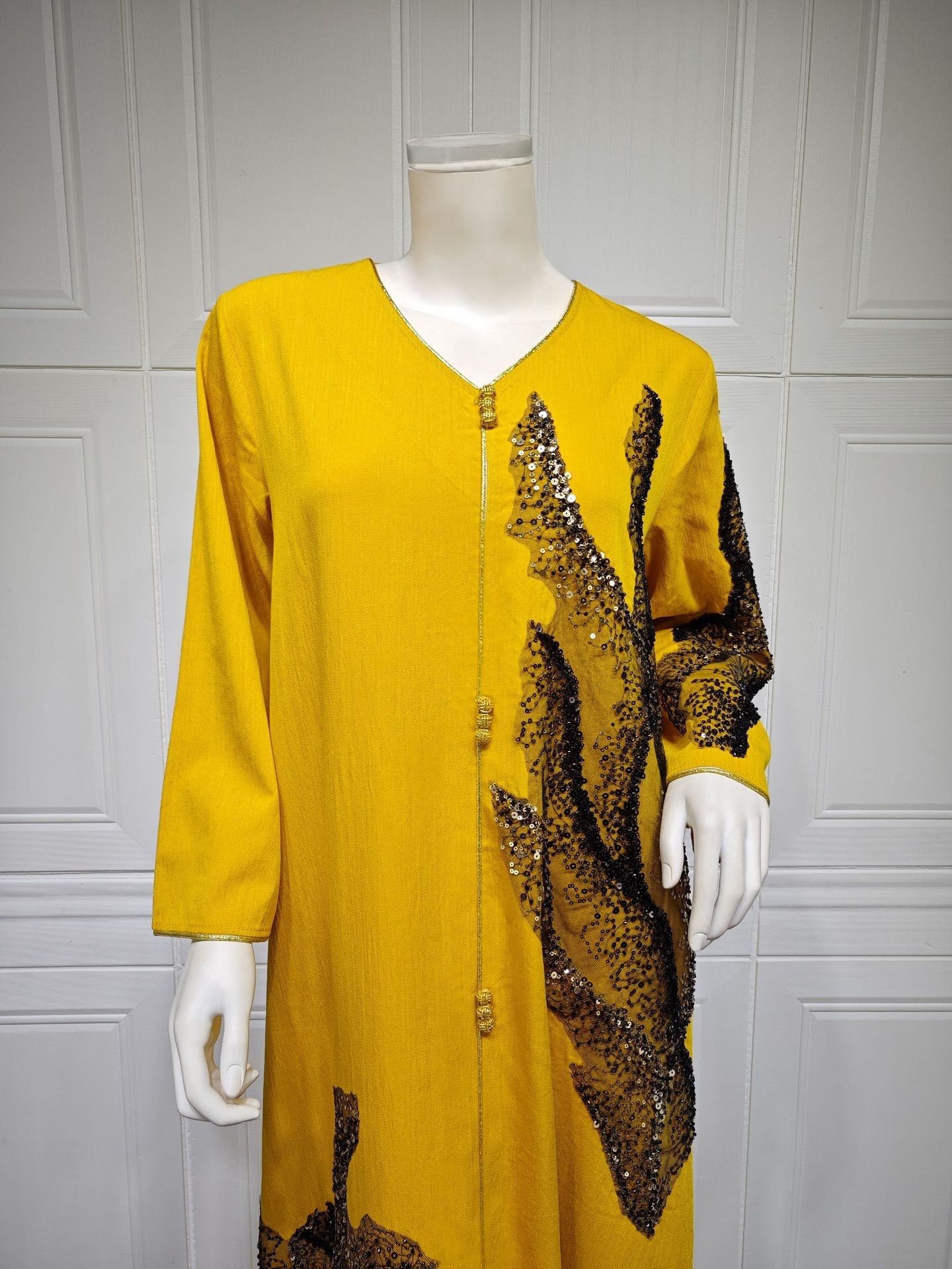 LM6659  Long-sleeved Sequined Embroidered Patchwork Dress with A Light Silhouette and Soft Color Scheme.