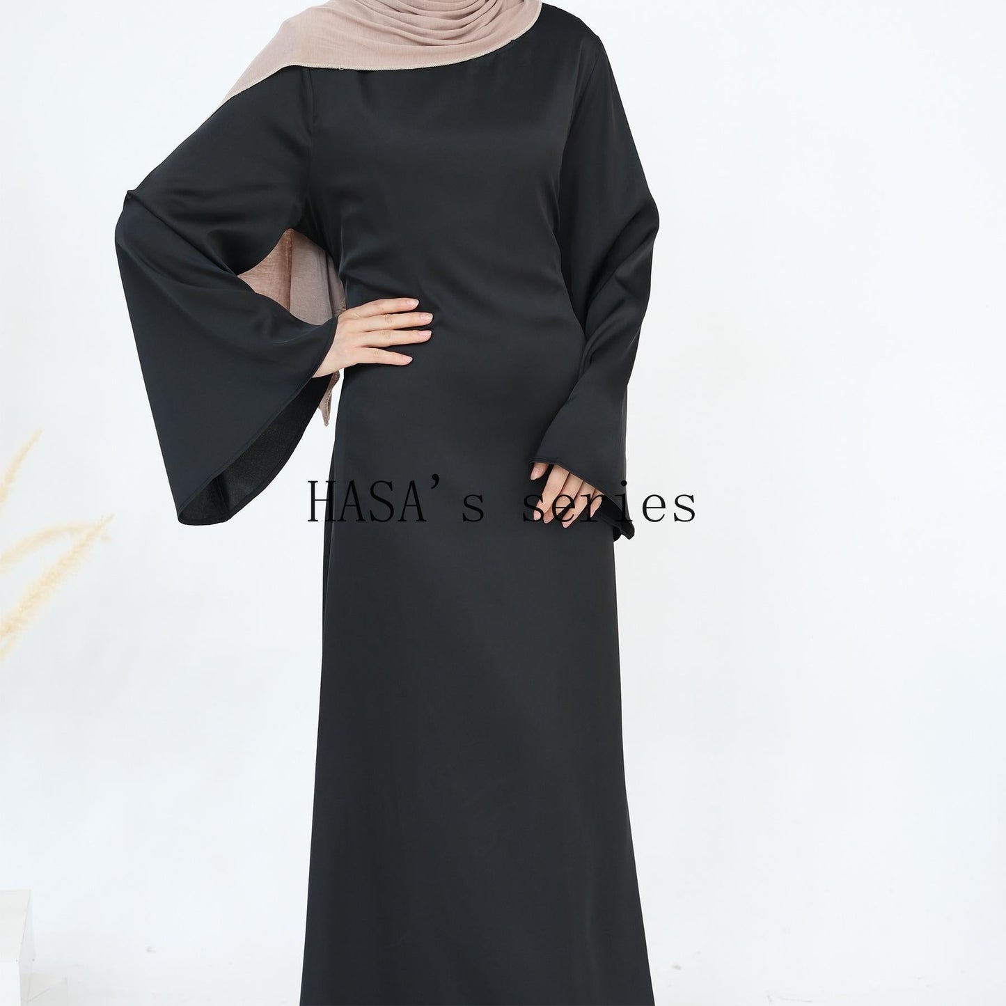 LUMAYA4847 A Long Dress with A Fitted Waist Design, Featuring A Clean and Elegant Silhouette.