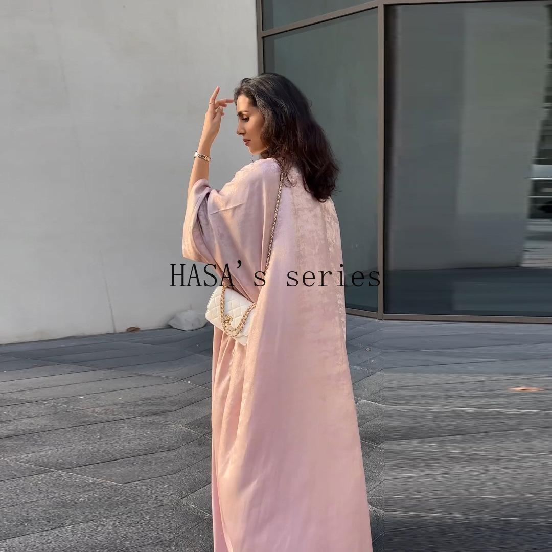 LUMAYA5091 A long robe with gilded highlights, featuring a simple yet elegant dress design.