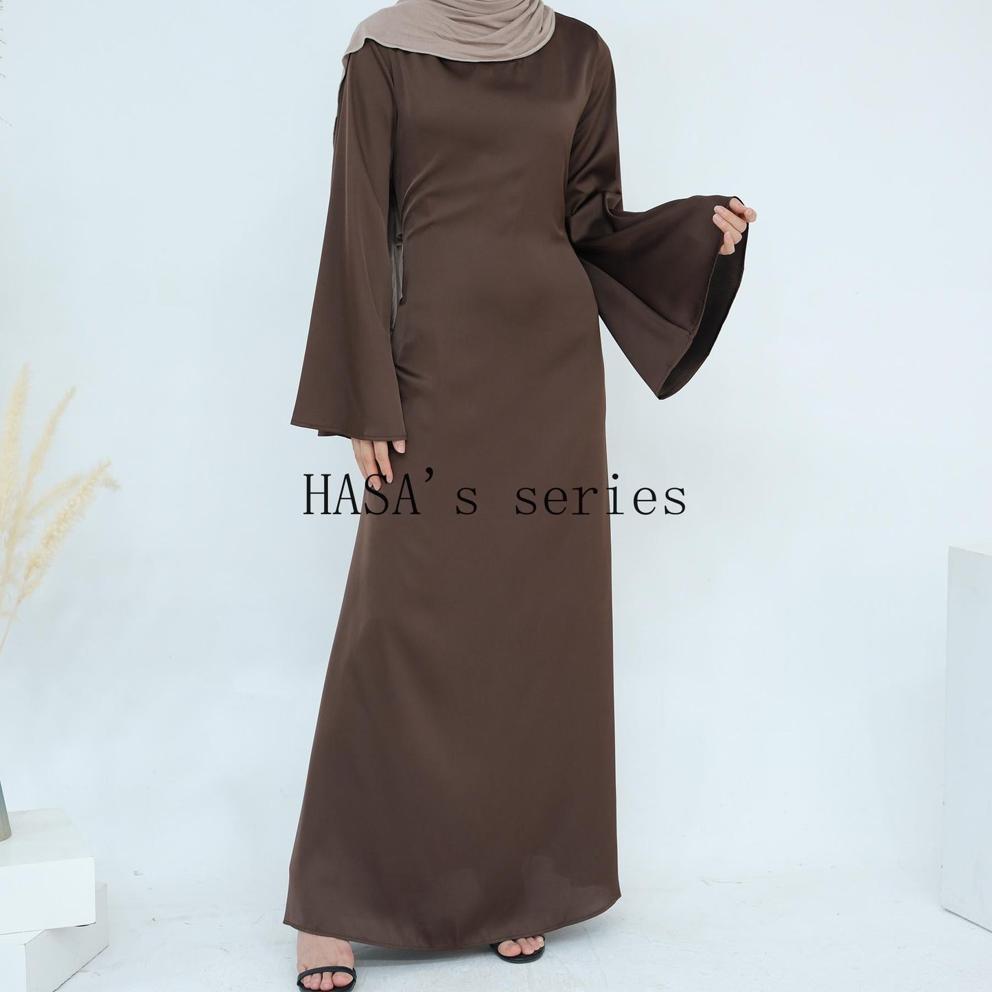 LUMAYA4847 A Long Dress with A Fitted Waist Design, Featuring A Clean and Elegant Silhouette.