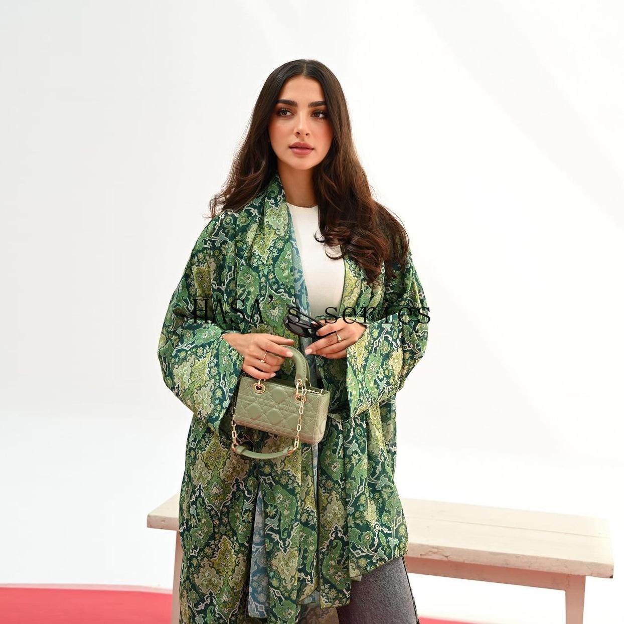 LUMAYA5088 A Stylish Two-piece Set Featuring A Snake Print Pattern, with A Loose, SLUMAYAwl-style Outer Layer and A Matching Headscarf Design.