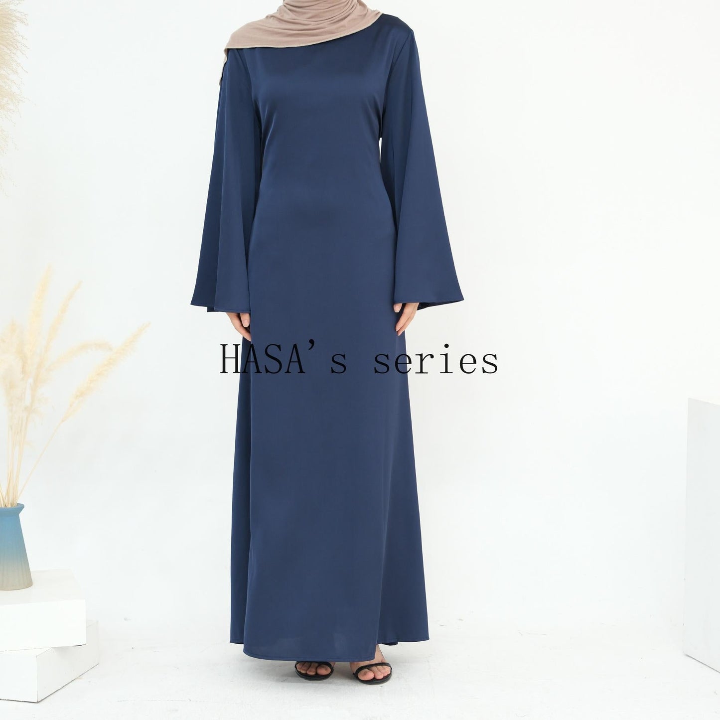 LUMAYA4847 A Long Dress with A Fitted Waist Design, Featuring A Clean and Elegant Silhouette.