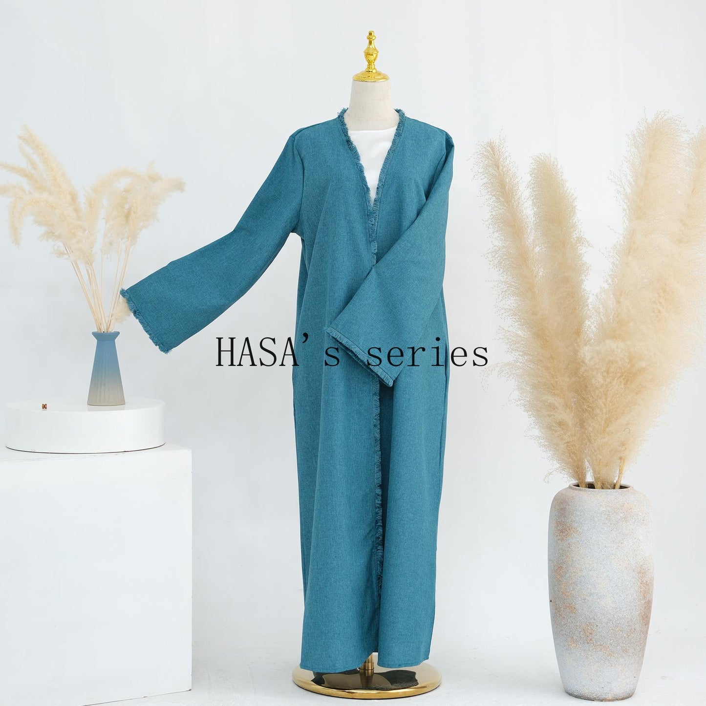 LUMAYA5147 Elegant Long Cardigan Robe with Flowing Tassels, A Loose-fitting, Coat-style Dress.