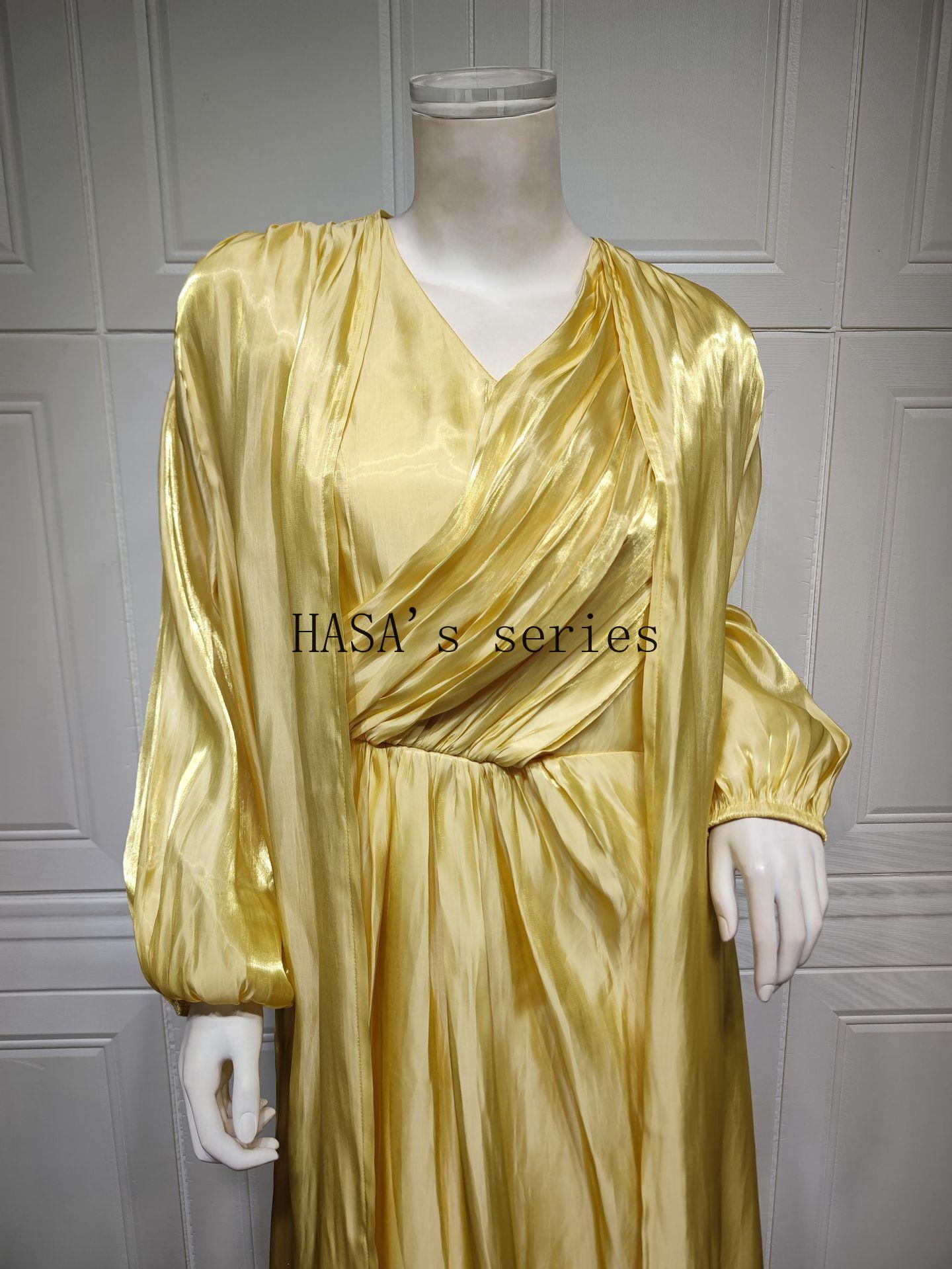 LUMAYA5094 Simple yet elegant and lustrous silk suit, featuring an elegantly pleated two-piece dress design.