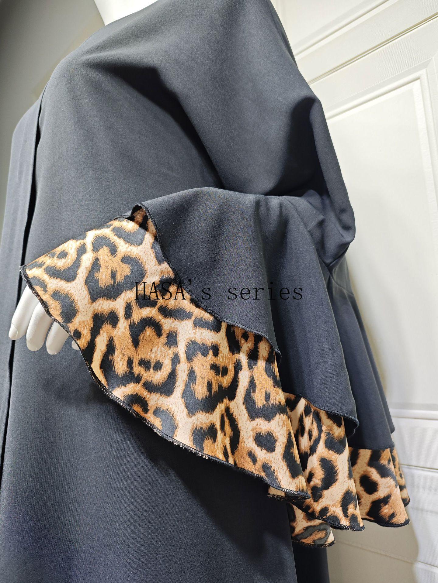LUMAYA5103 A black robe with leopard print details, a simple and elegant cardigan-style dress.