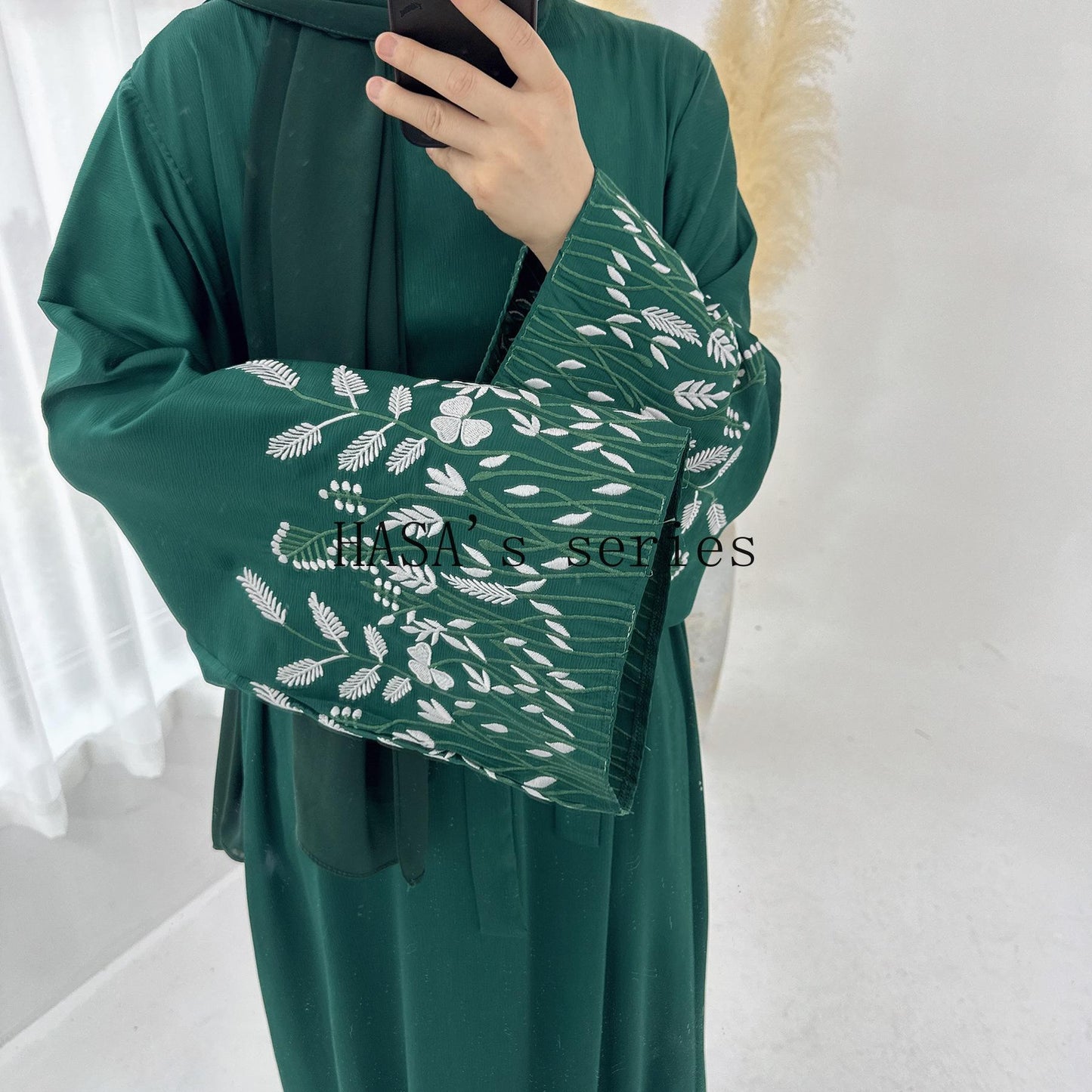 LUMAYA4832 A Long Robe with Leaf-patterned Embroidery, Showcasing Subtle Yet Exquisite Texture.