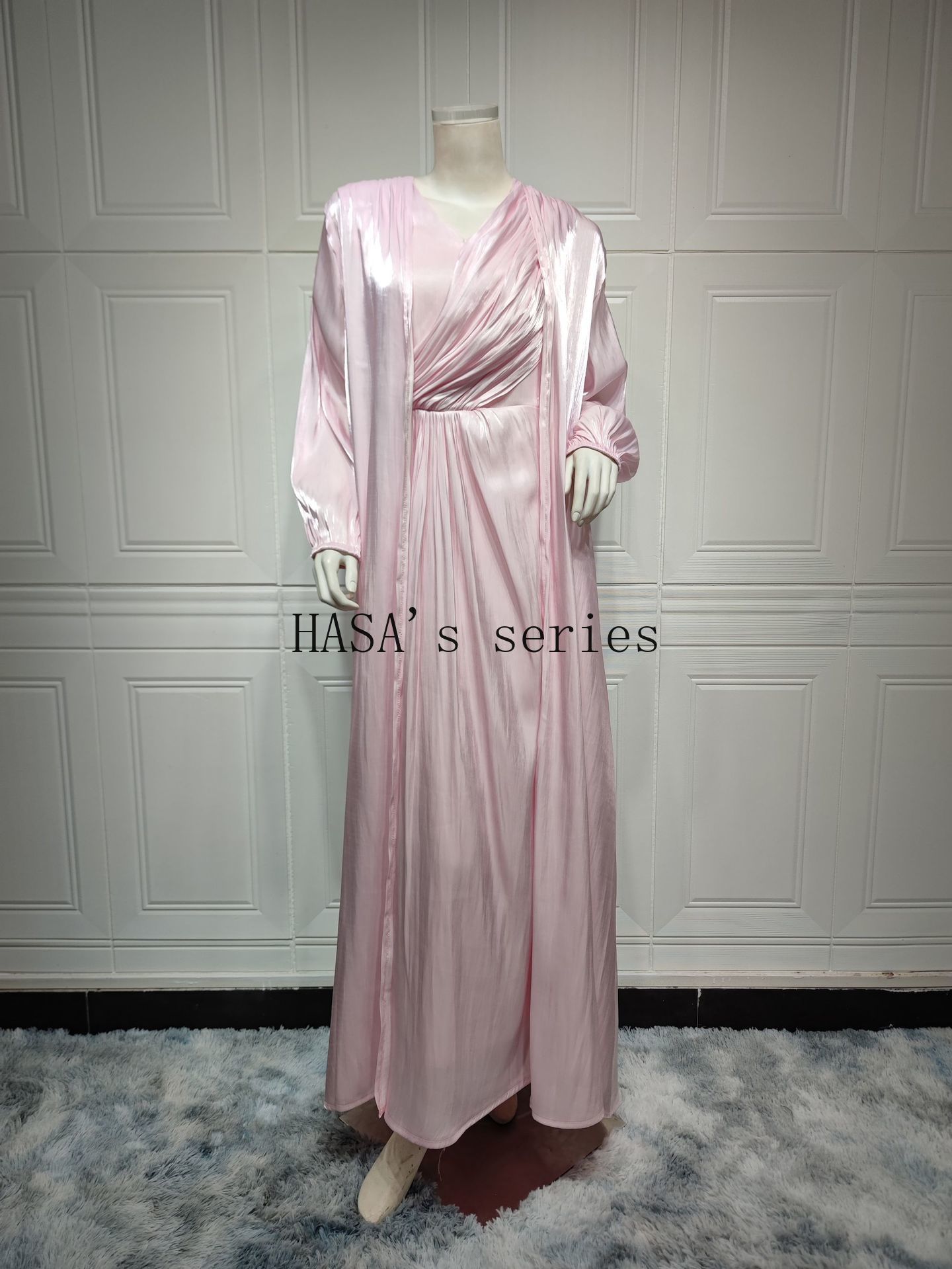 LUMAYA5094 Simple yet elegant and lustrous silk suit, featuring an elegantly pleated two-piece dress design.