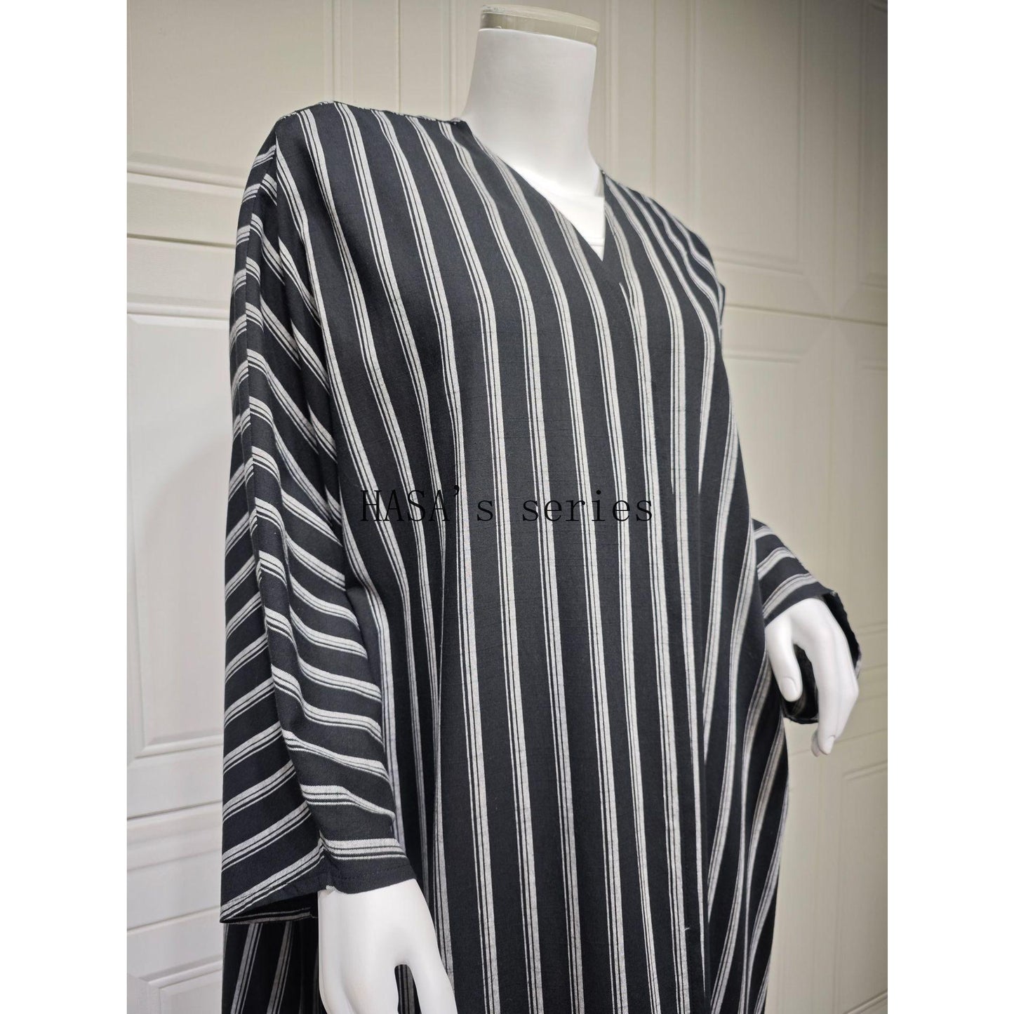 LUMAYA5096 Stylish Black and White Striped Long Coat with A Loose-fitting, Open-front Design.