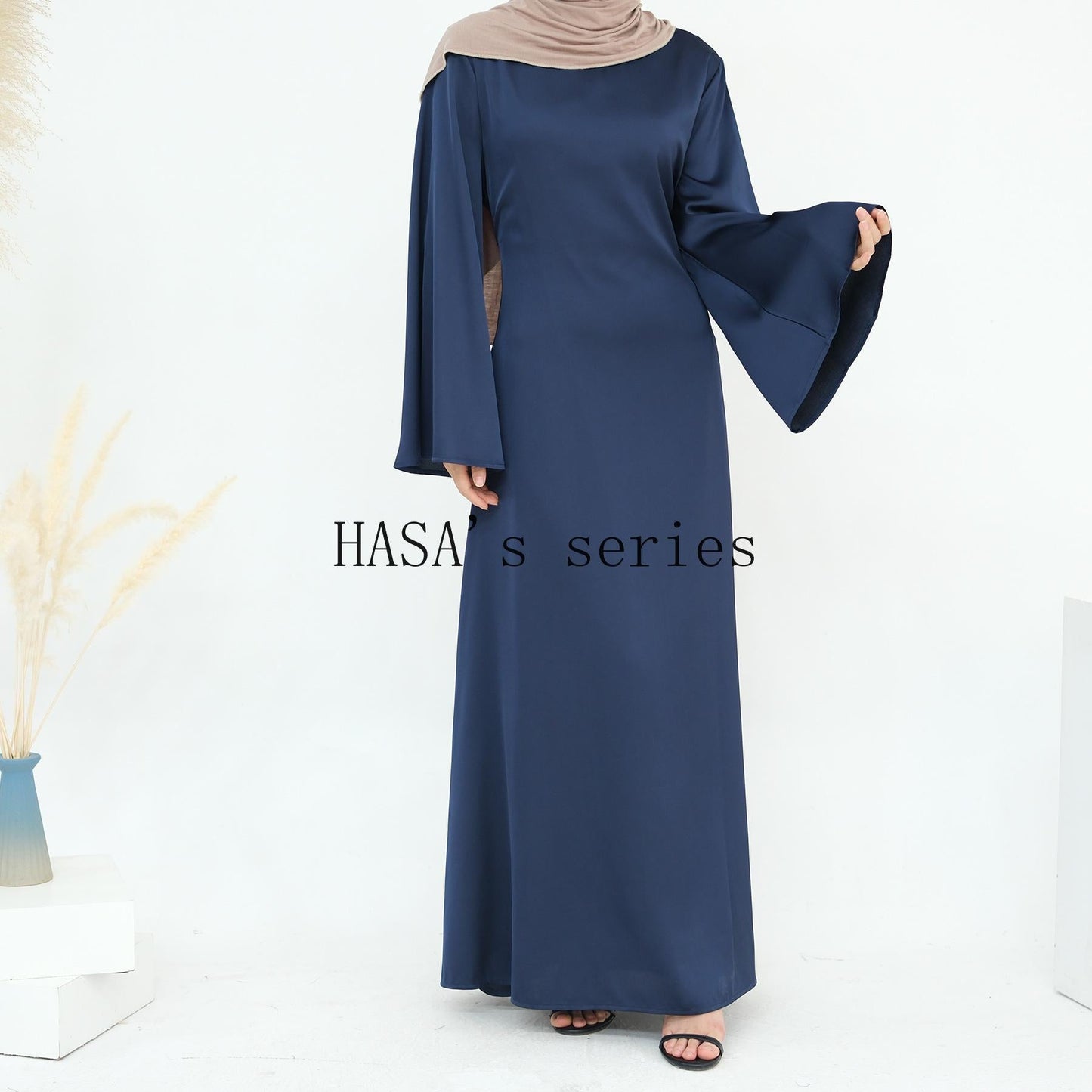 LUMAYA4847 A Long Dress with A Fitted Waist Design, Featuring A Clean and Elegant Silhouette.