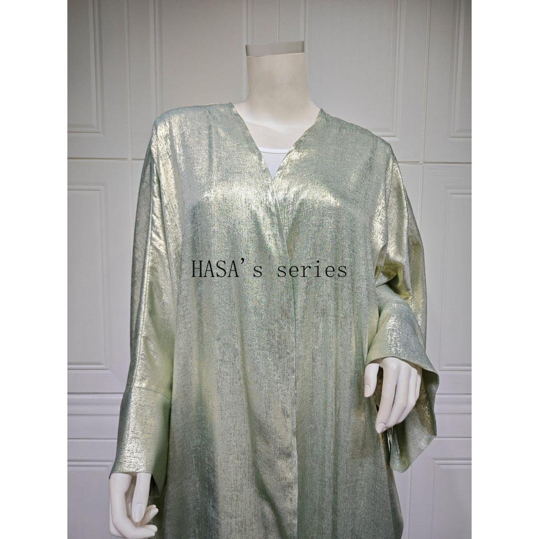 LUMAYA5091 A long robe with gilded highlights, featuring a simple yet elegant dress design.