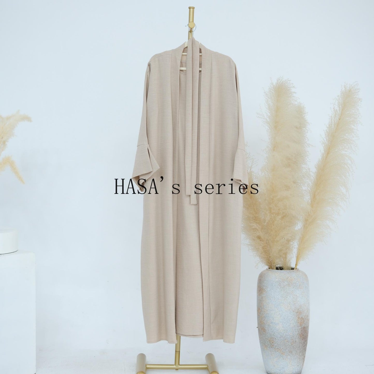 LUMAYA4854 A simple, solid-colored two-piece set, consisting of an easy-to-match robe-style dress and a matching garment.