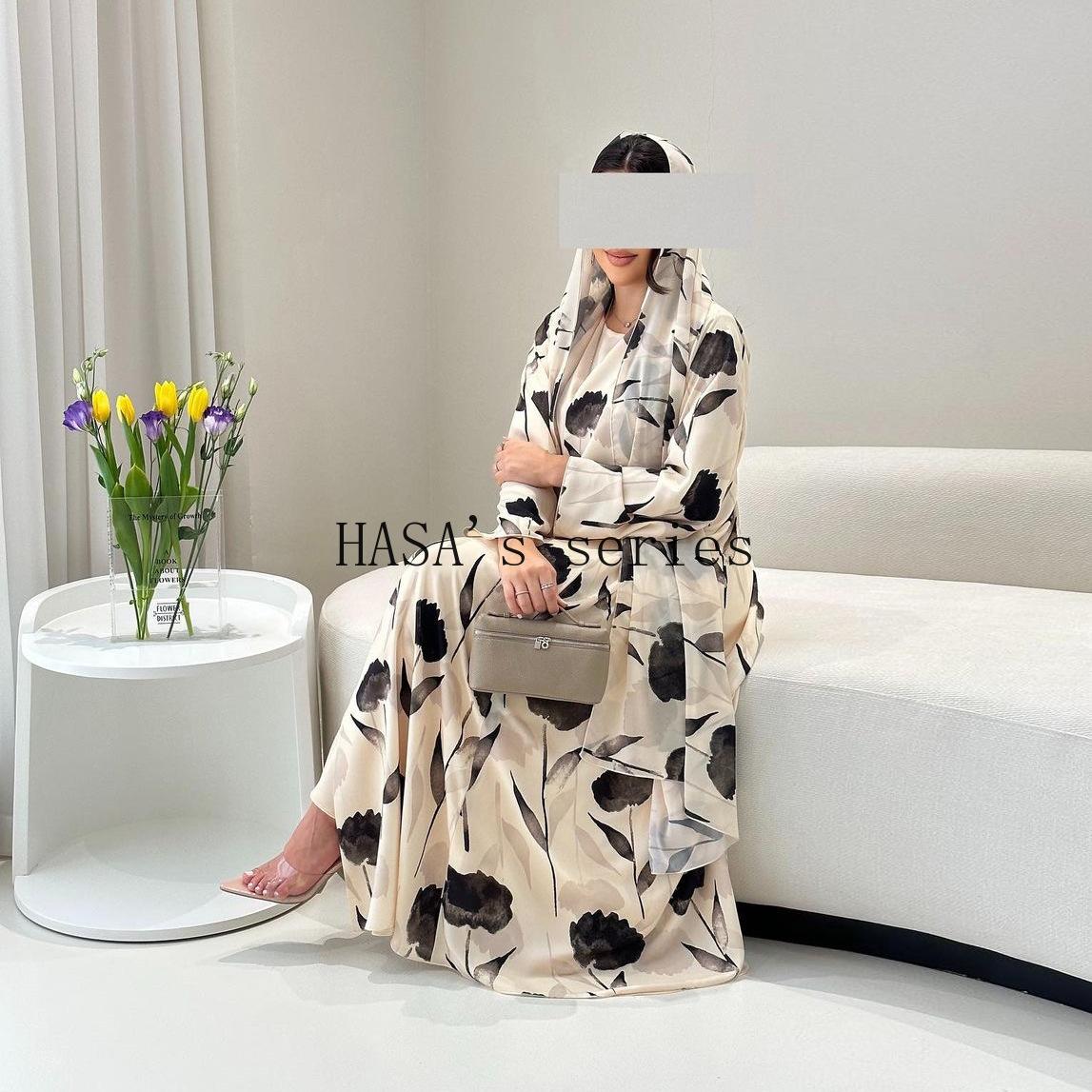 LUMAYA5092 A flowing, feminine floral-patterned robe, a loose-fitting printed cardigan-style dress paired with a headscarf.