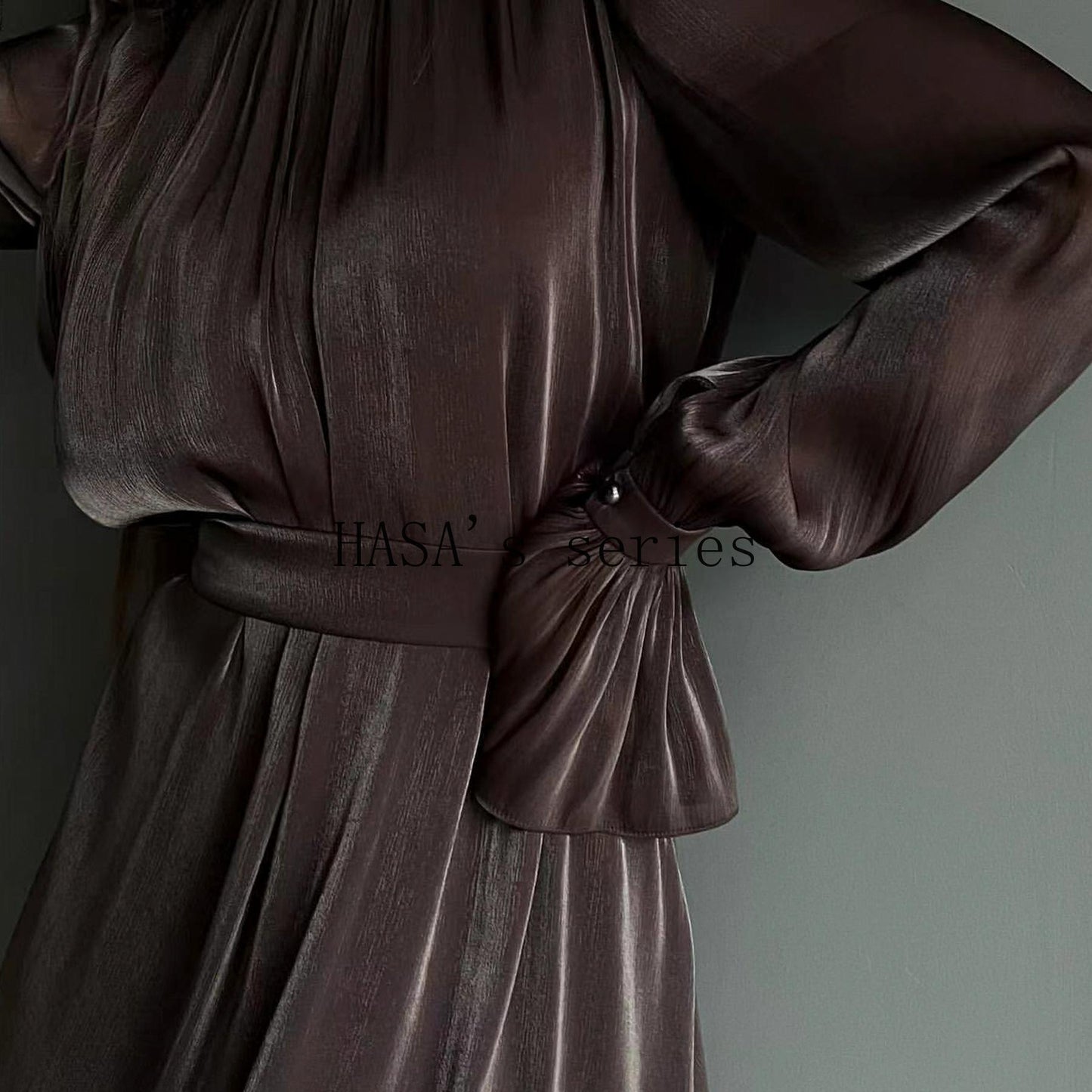 LUMAYA4857 A High-necked, Belted Dress, A Classic Style TLUMAYAt Exudes Elegant CLUMAYArm.