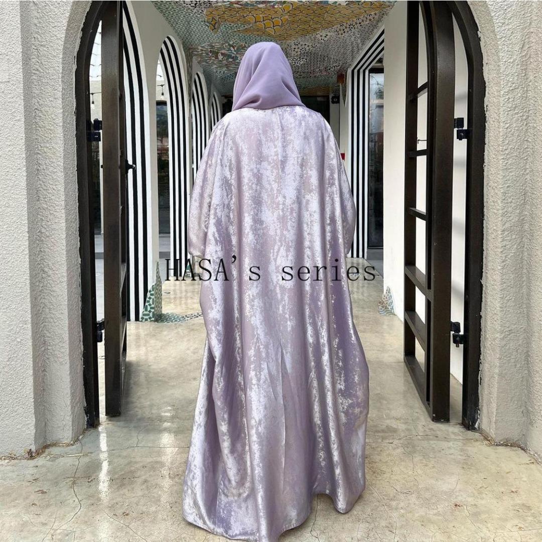 LUMAYA5091 A long robe with gilded highlights, featuring a simple yet elegant dress design.