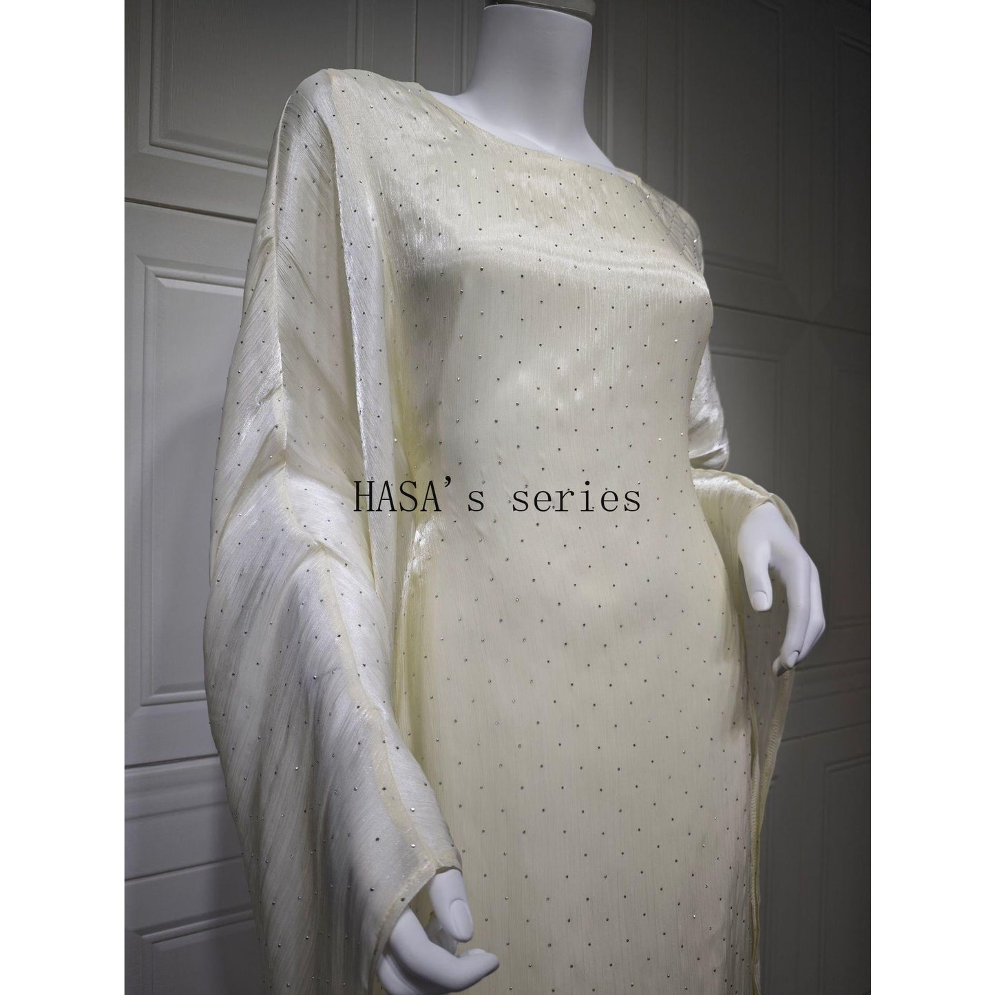 LUMAYA5105 Simple and Soft Long-sleeved Pullover Dress with A Waist-length Design, in A Solid Color for Everyday Wear.