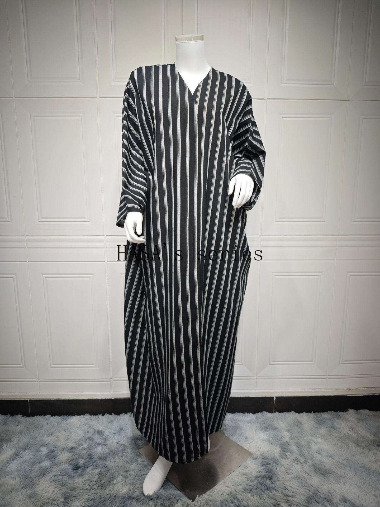 LUMAYA5096 Stylish Black and White Striped Long Coat with A Loose-fitting, Open-front Design.