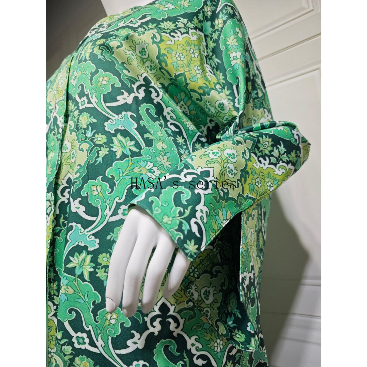 LUMAYA5088 A Stylish Two-piece Set Featuring A Snake Print Pattern, with A Loose, SLUMAYAwl-style Outer Layer and A Matching Headscarf Design.