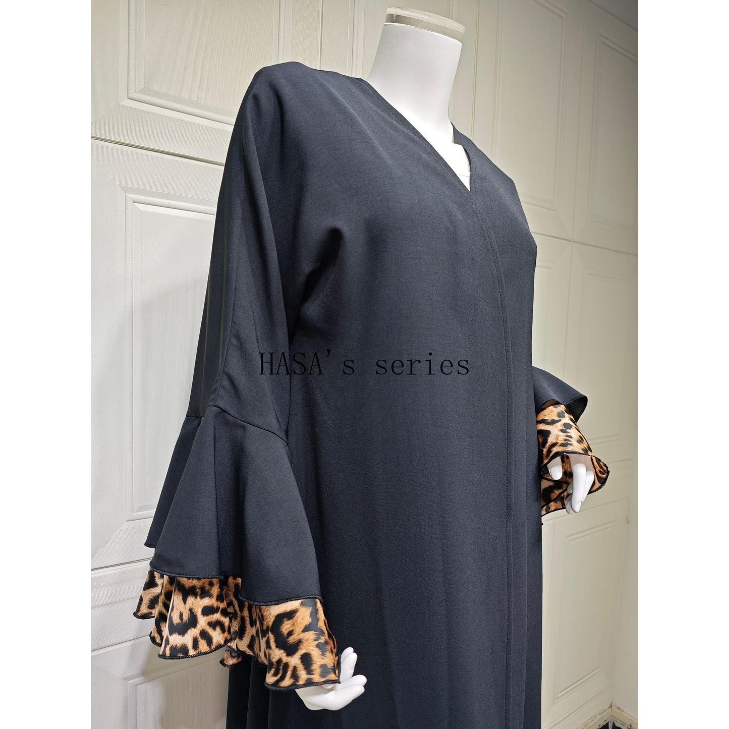 LUMAYA5103 A black robe with leopard print details, a simple and elegant cardigan-style dress.