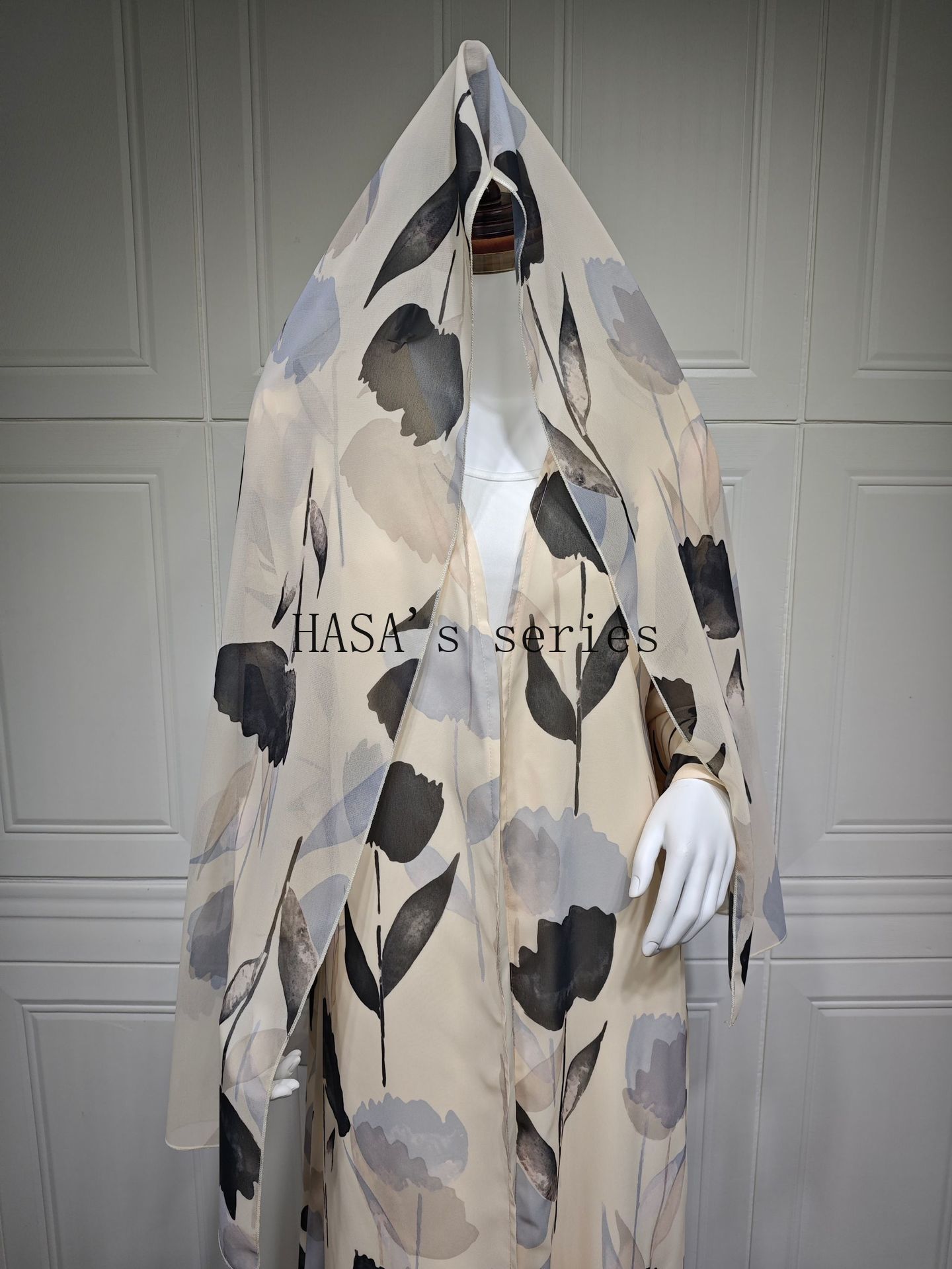 LUMAYA5092 A flowing, feminine floral-patterned robe, a loose-fitting printed cardigan-style dress paired with a headscarf.