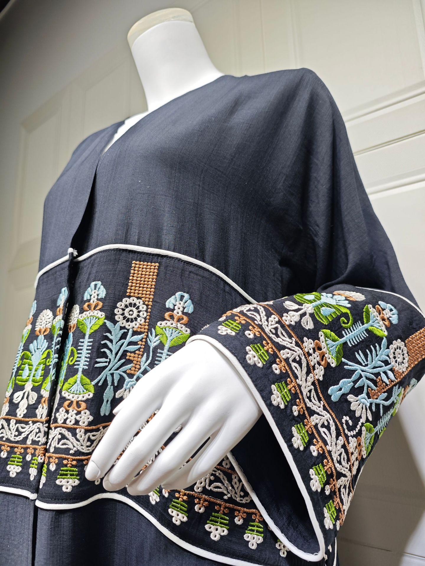 LUMAYA5102 Simple Embroidered Long Robe/jacket with A Loose and Comfortable Open-front Design.