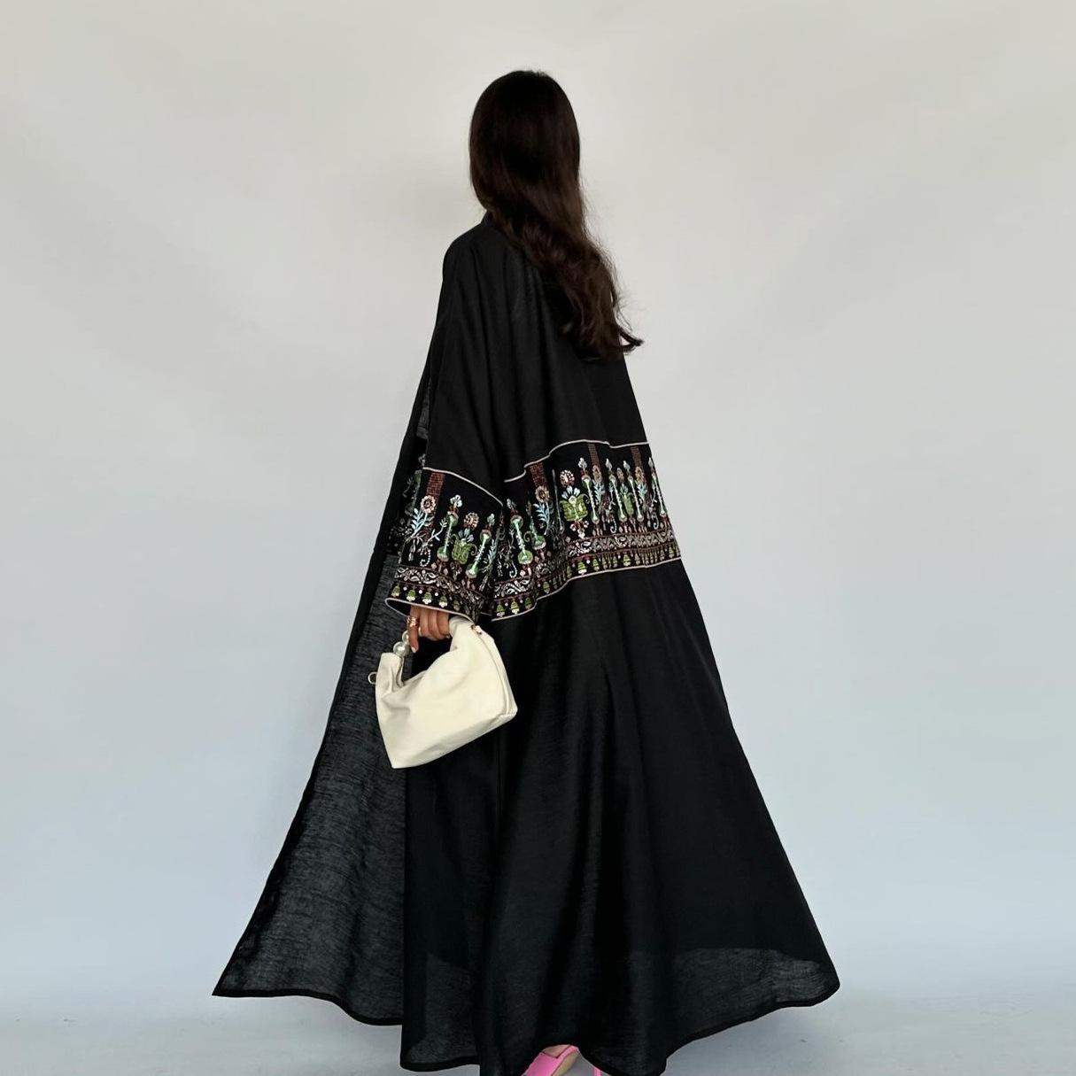 LUMAYA5102 Simple Embroidered Long Robe/jacket with A Loose and Comfortable Open-front Design.