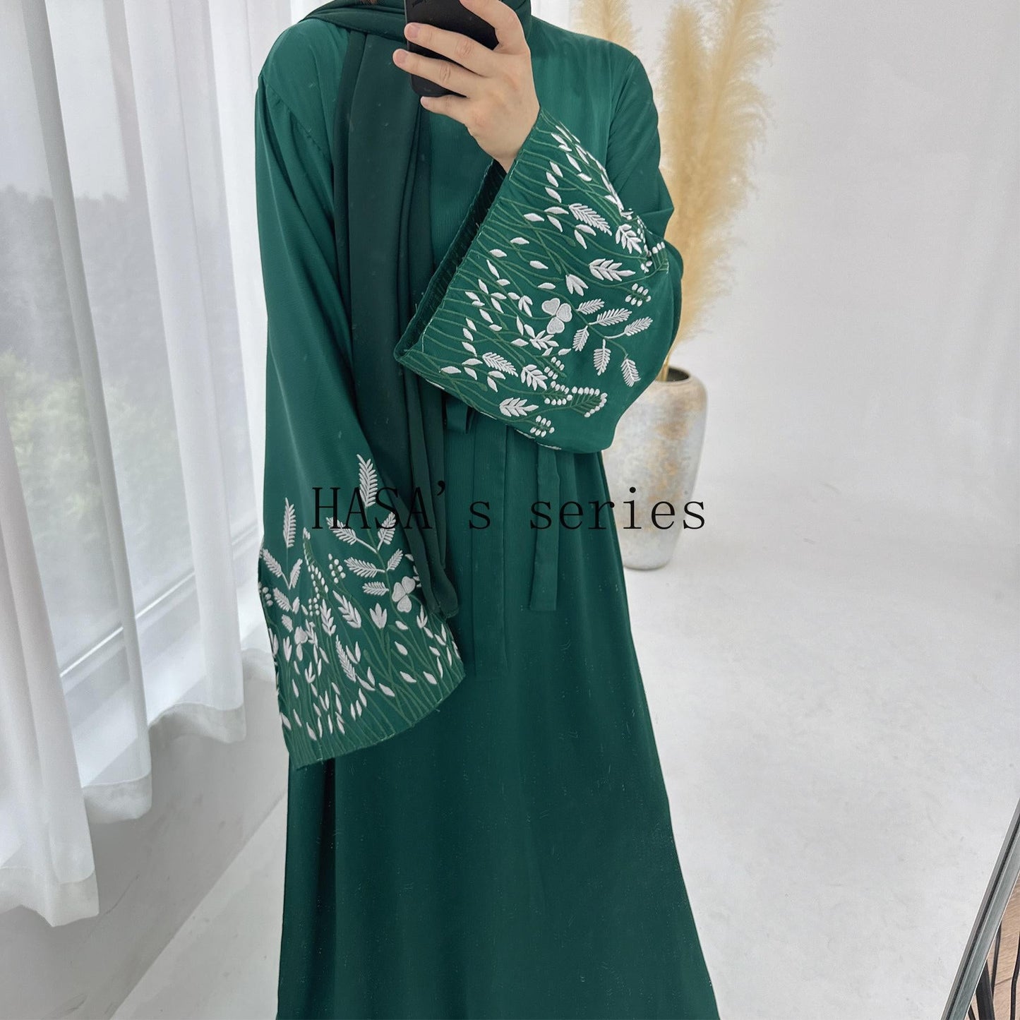 LUMAYA4832 A Long Robe with Leaf-patterned Embroidery, Showcasing Subtle Yet Exquisite Texture.