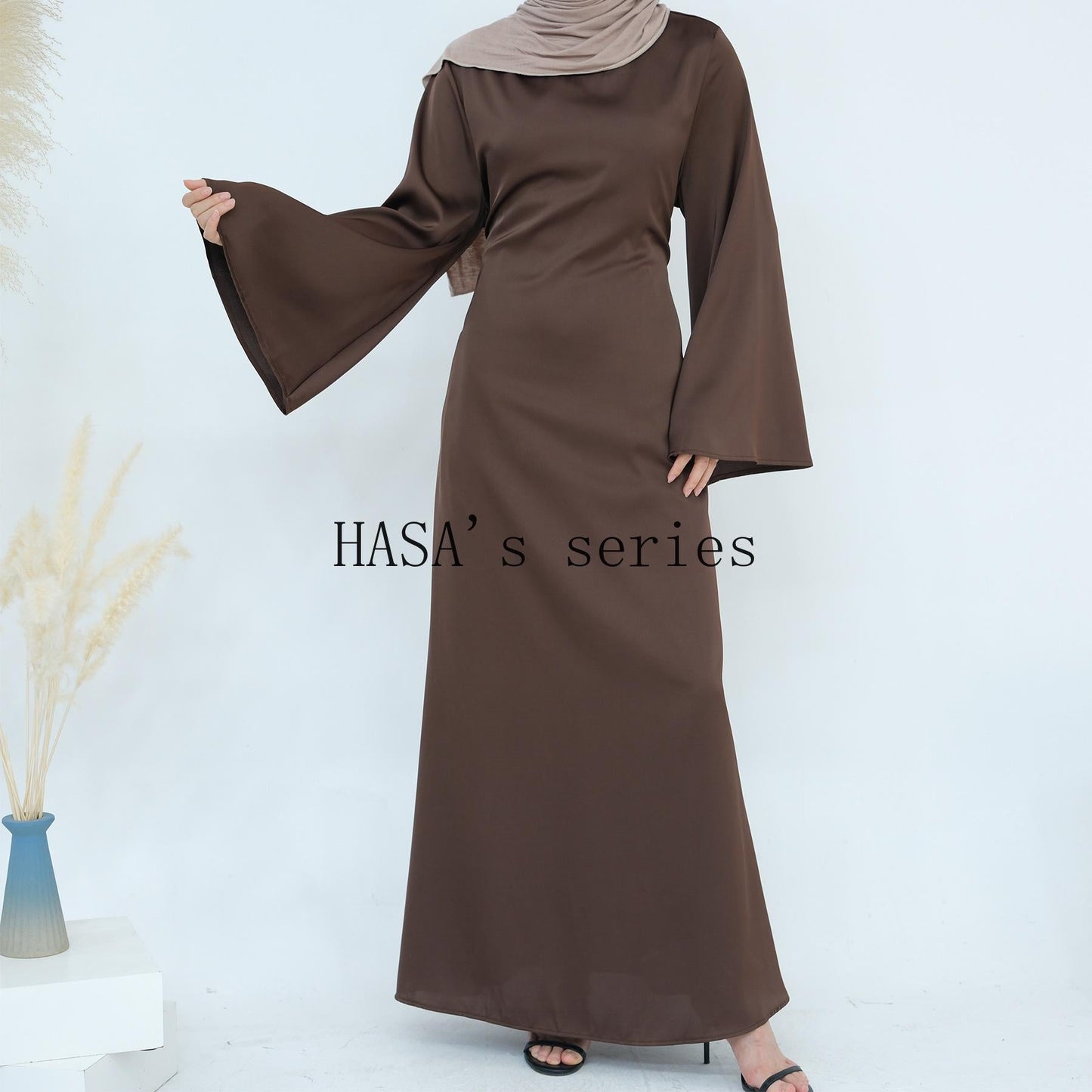 LUMAYA4847 A Long Dress with A Fitted Waist Design, Featuring A Clean and Elegant Silhouette.