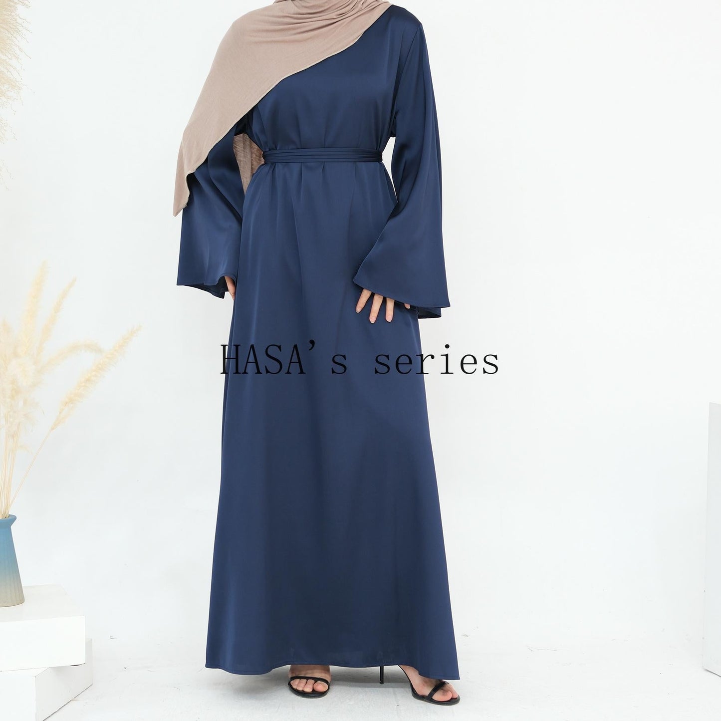 LUMAYA4847 A Long Dress with A Fitted Waist Design, Featuring A Clean and Elegant Silhouette.