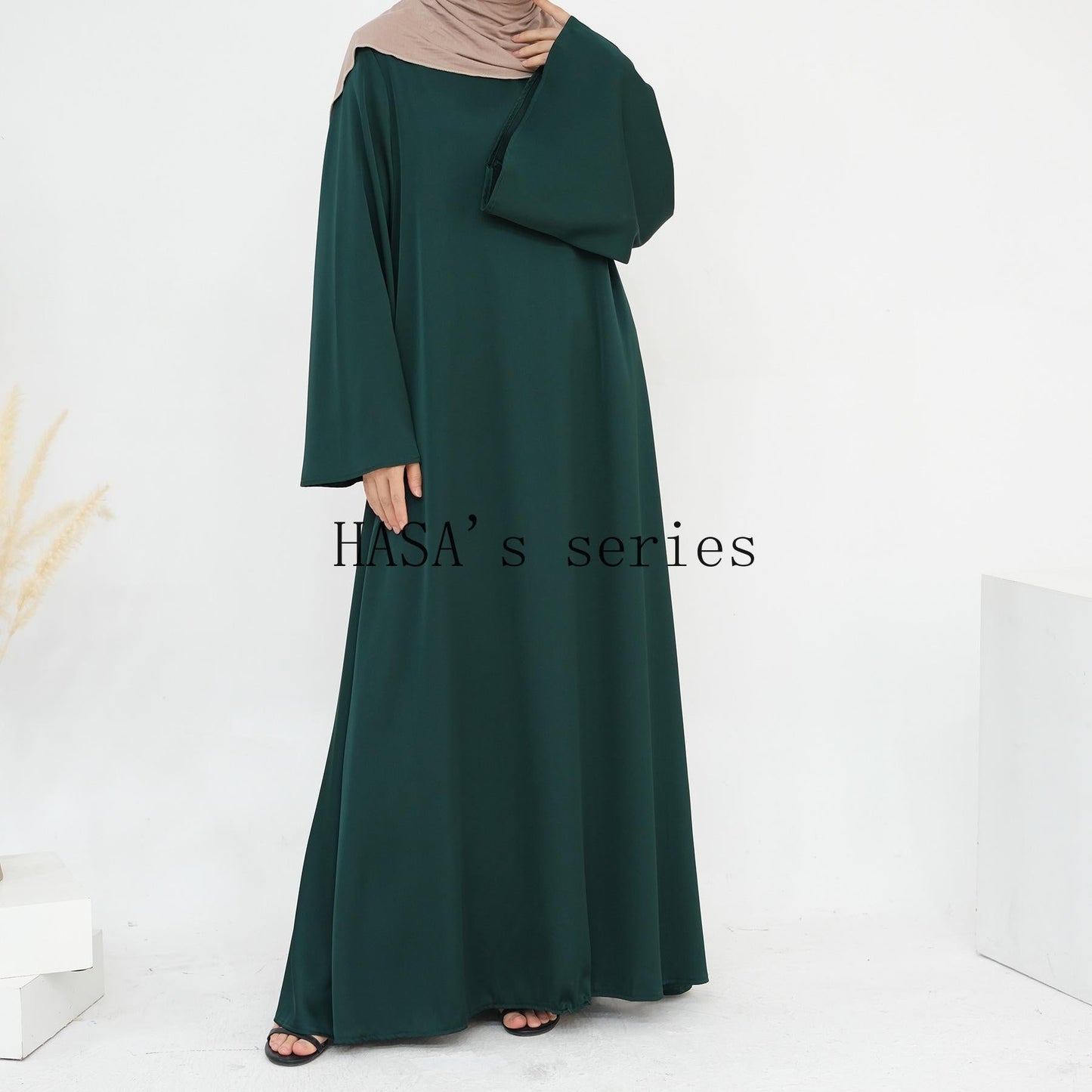 LUMAYA4847 A Long Dress with A Fitted Waist Design, Featuring A Clean and Elegant Silhouette.
