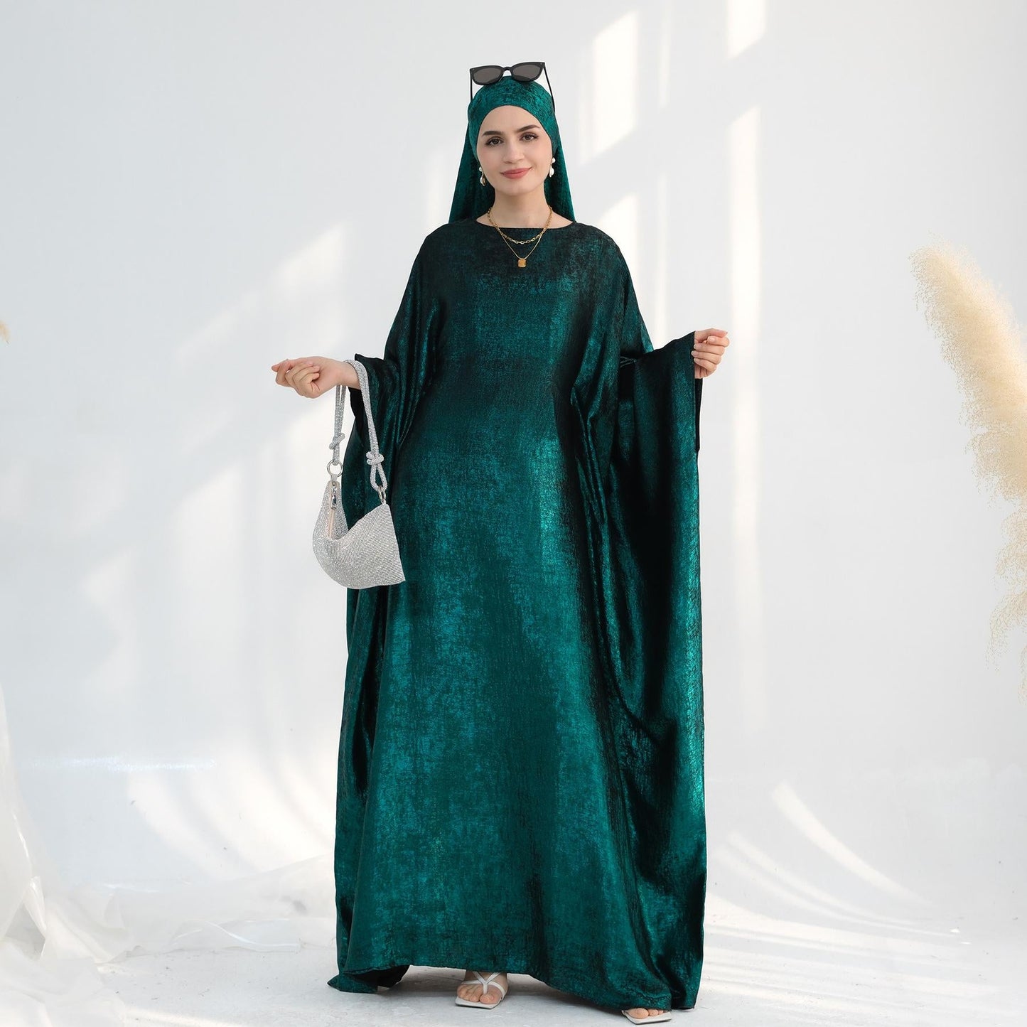 LUMAYA5878 A Glossy Dress TLUMAYAt Combines Softness and Fluidity