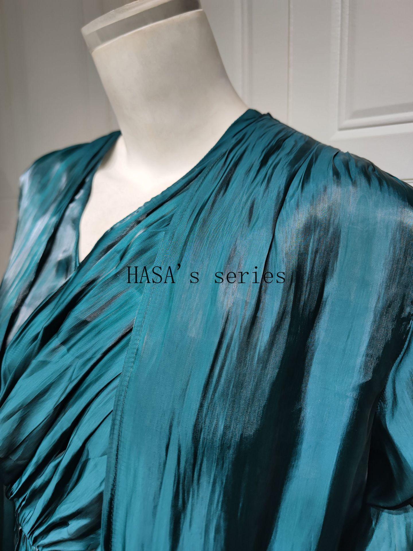 LUMAYA5094 Simple yet elegant and lustrous silk suit, featuring an elegantly pleated two-piece dress design.