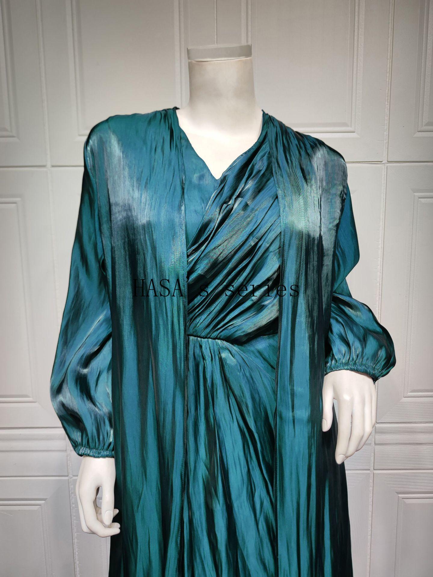 LUMAYA5094 Simple yet elegant and lustrous silk suit, featuring an elegantly pleated two-piece dress design.