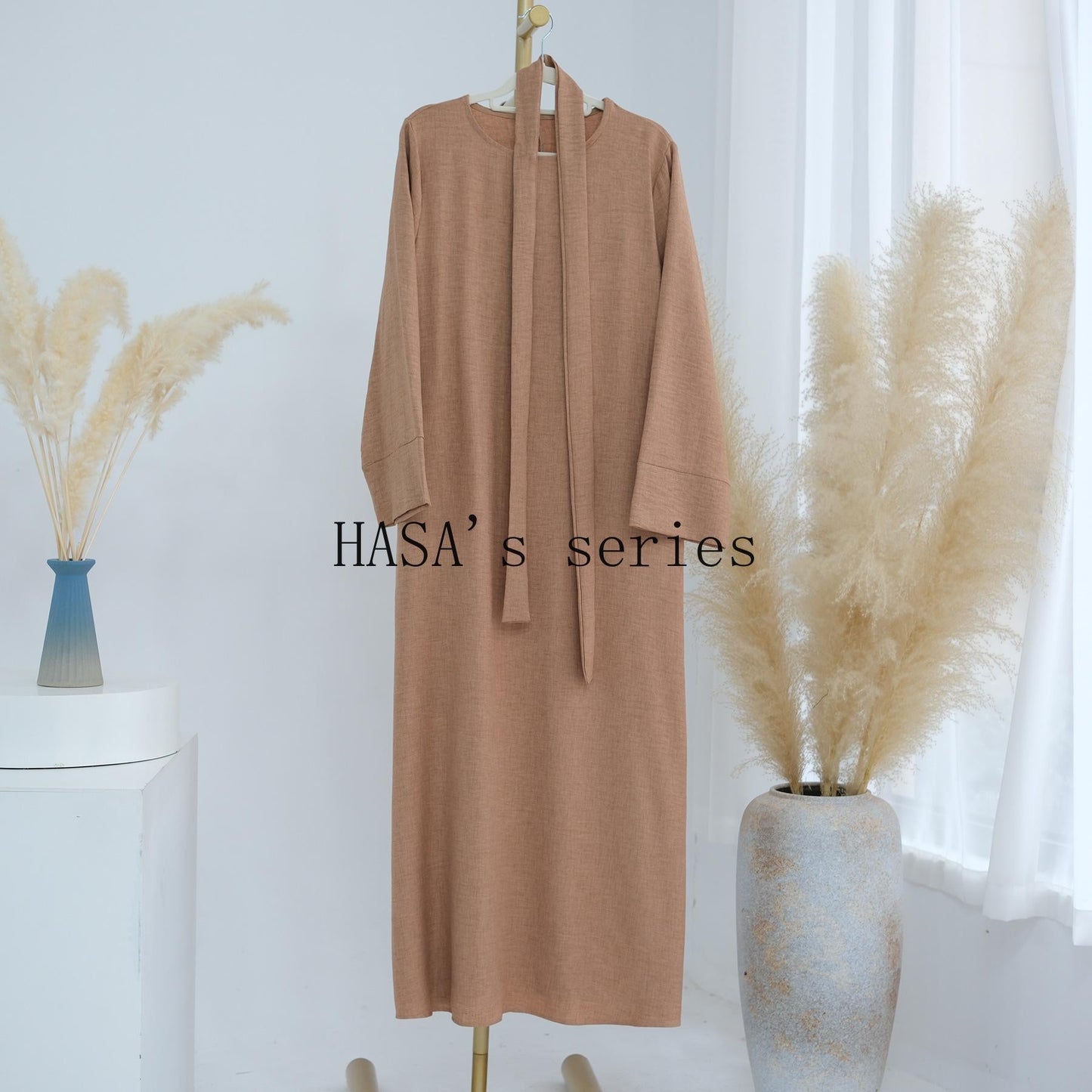 LUMAYA4848 A simple, waist-cinching spring/summer dress with a relaxed, long design.