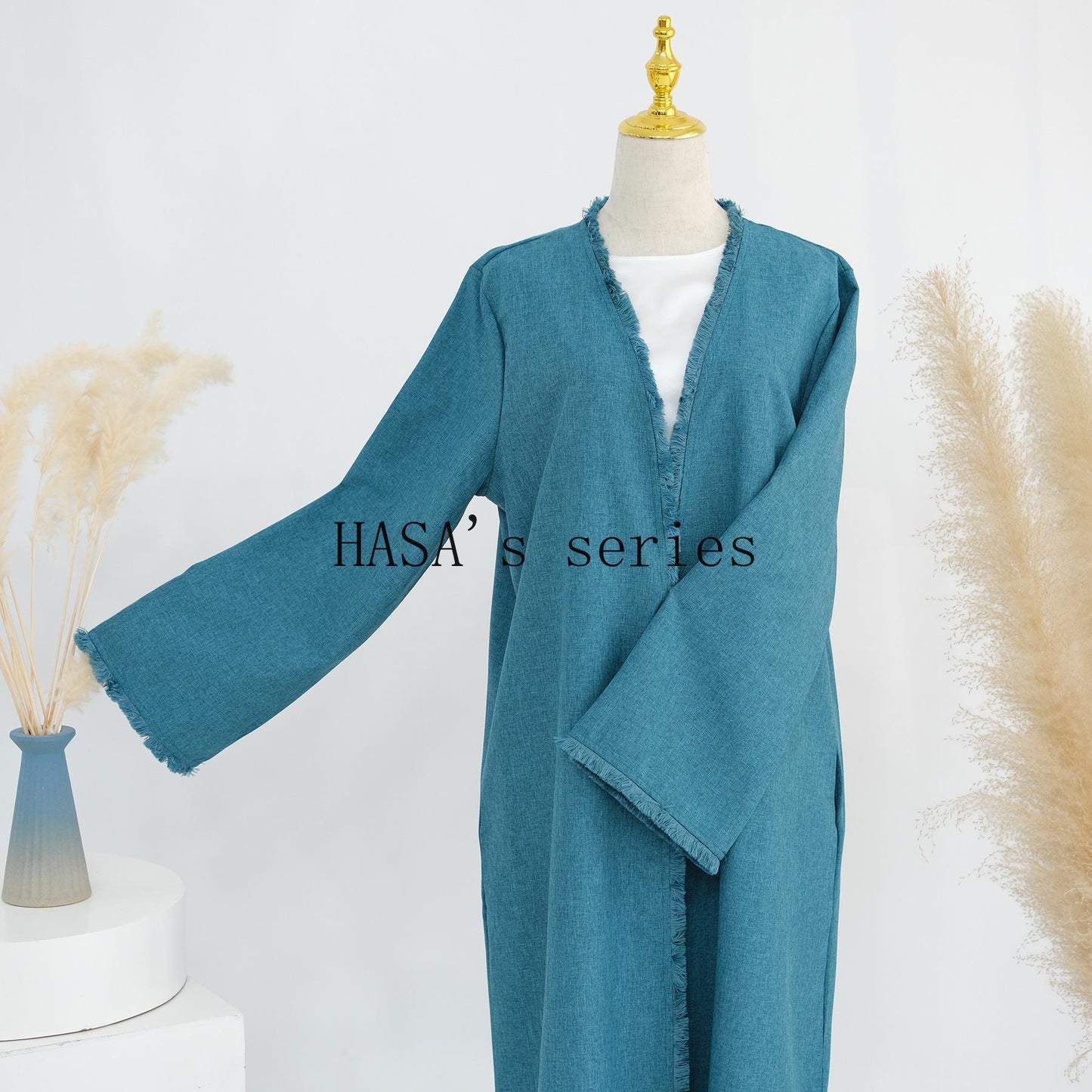 LUMAYA5147 Elegant Long Cardigan Robe with Flowing Tassels, A Loose-fitting, Coat-style Dress.